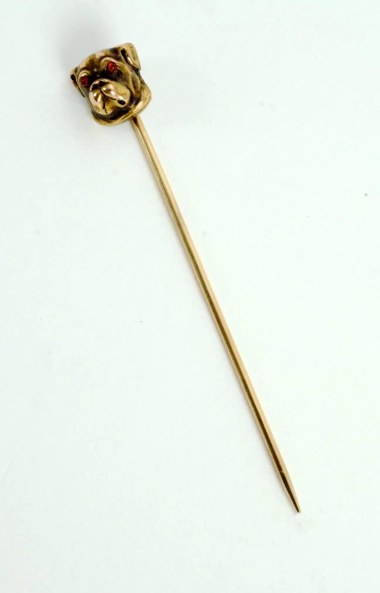 Art déco Épingle en or jaune 14 carats en forme de bâton de chien taureau avec yeux en rubis cabochon en vente