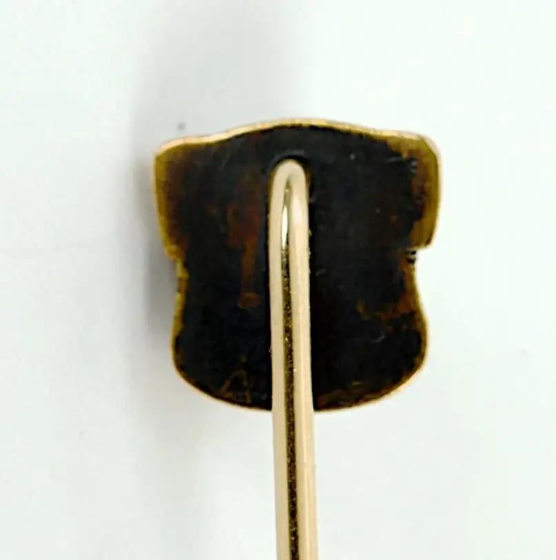 Taille cabochon Épingle en or jaune 14 carats en forme de bâton de chien taureau avec yeux en rubis cabochon en vente