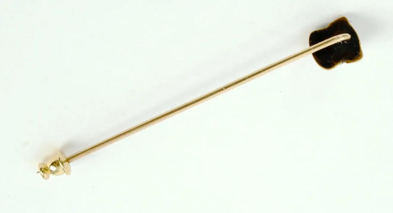 Épingle en or jaune 14 carats en forme de bâton de chien taureau avec yeux en rubis cabochon Excellent état - En vente à valatie, NY