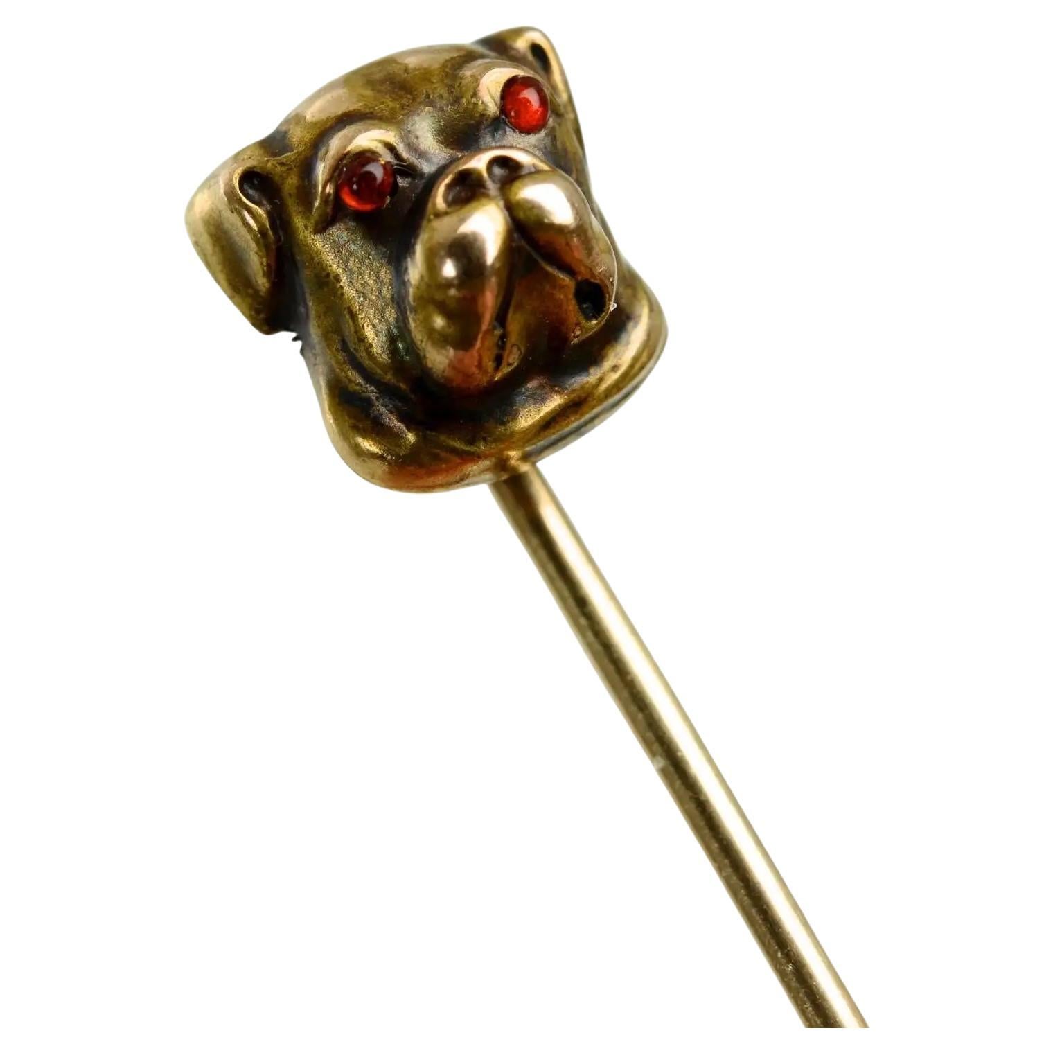Épingle en or jaune 14 carats en forme de bâton de chien taureau avec yeux en rubis cabochon