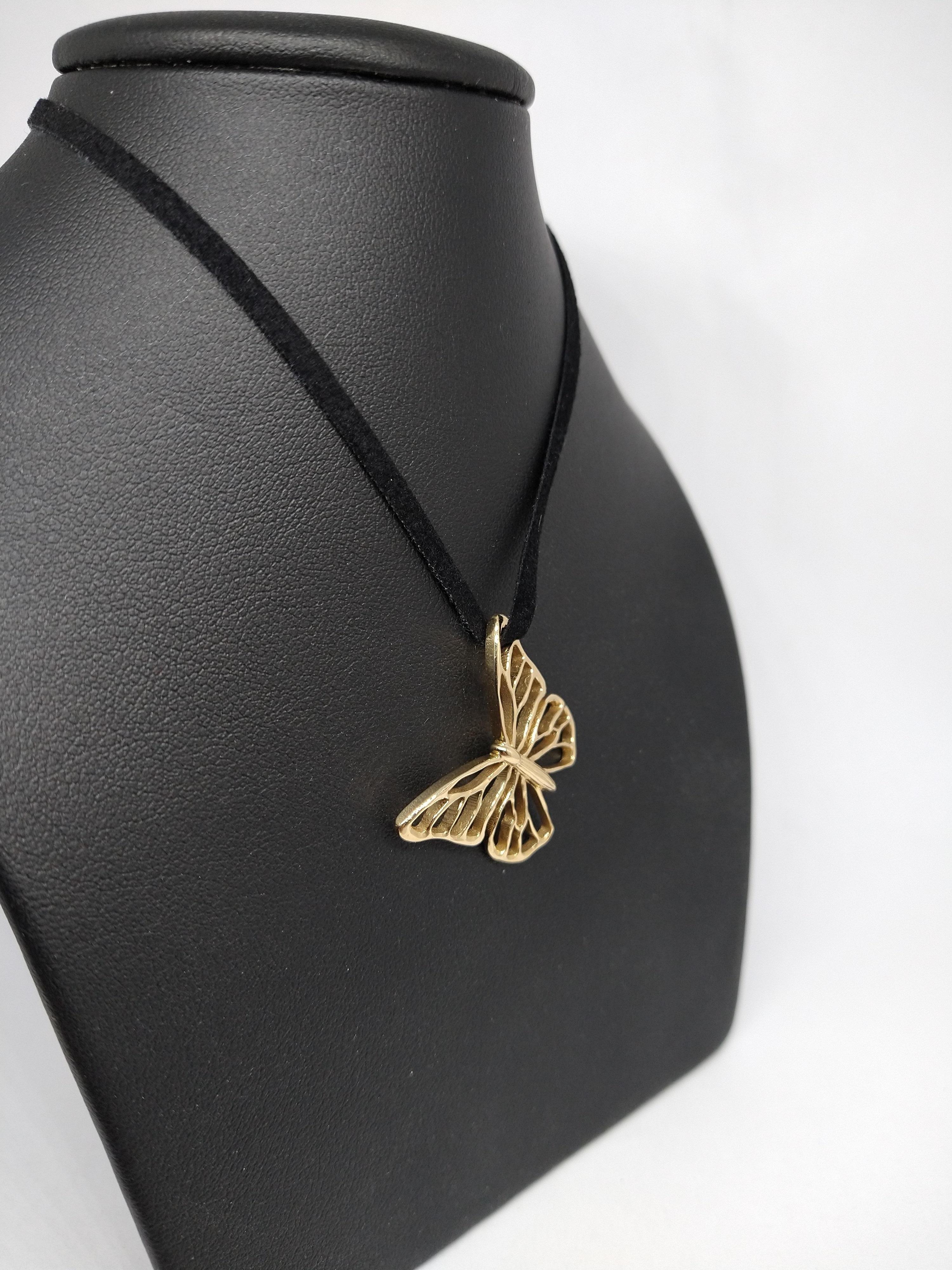 Le designer de Tiffany, Thomas Kurilla, a créé ce collier papillon en or jaune 14 carats sur le daim, K.I.S.S. Restez simple au fil des saisons. Allez, qui peut concevoir mieux que Dieu ? Les papillons doivent être l'une de ses spécialités, avec les