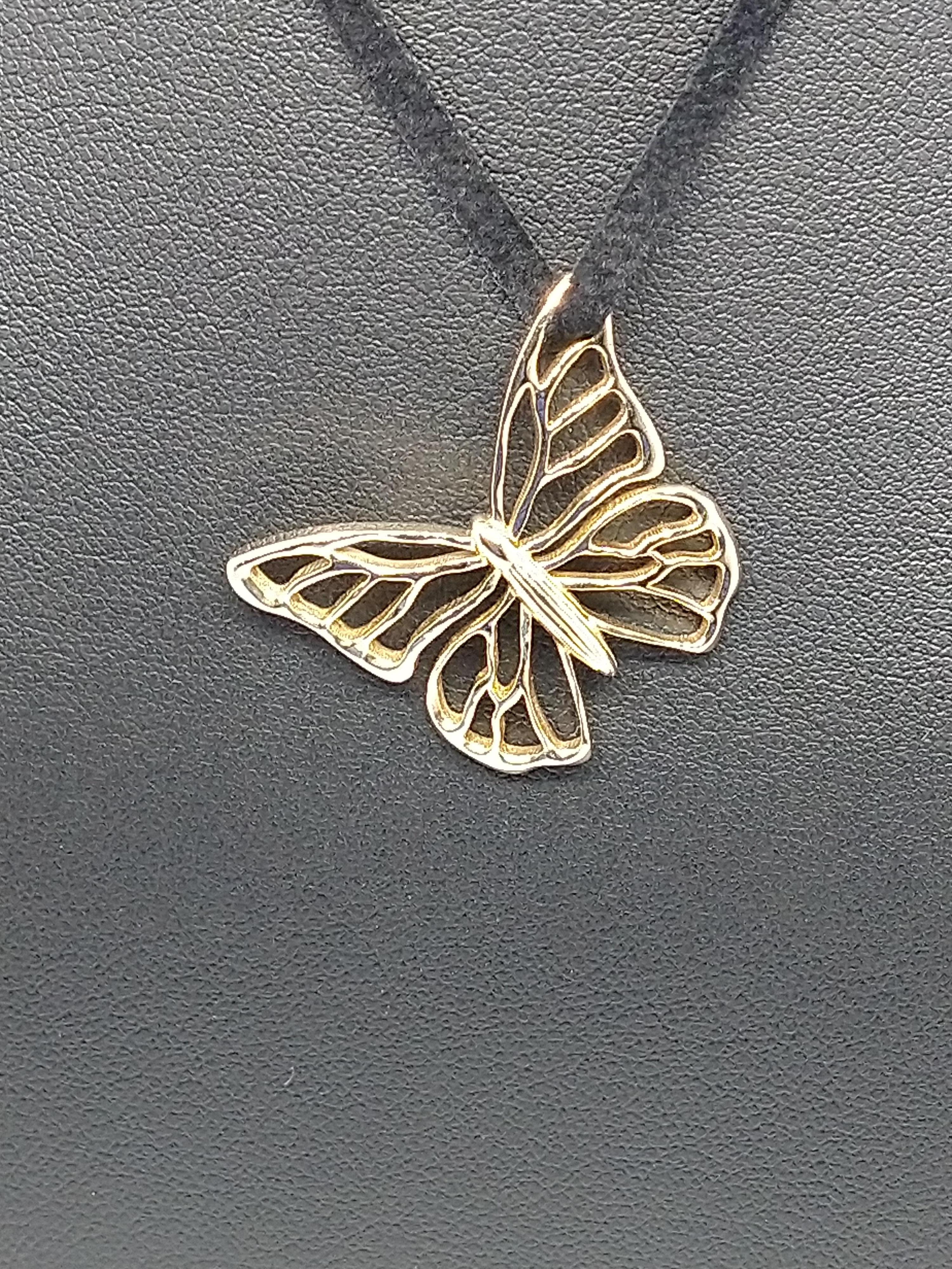 Collier de papillons en or jaune 14 carats sur daim Unisexe en vente