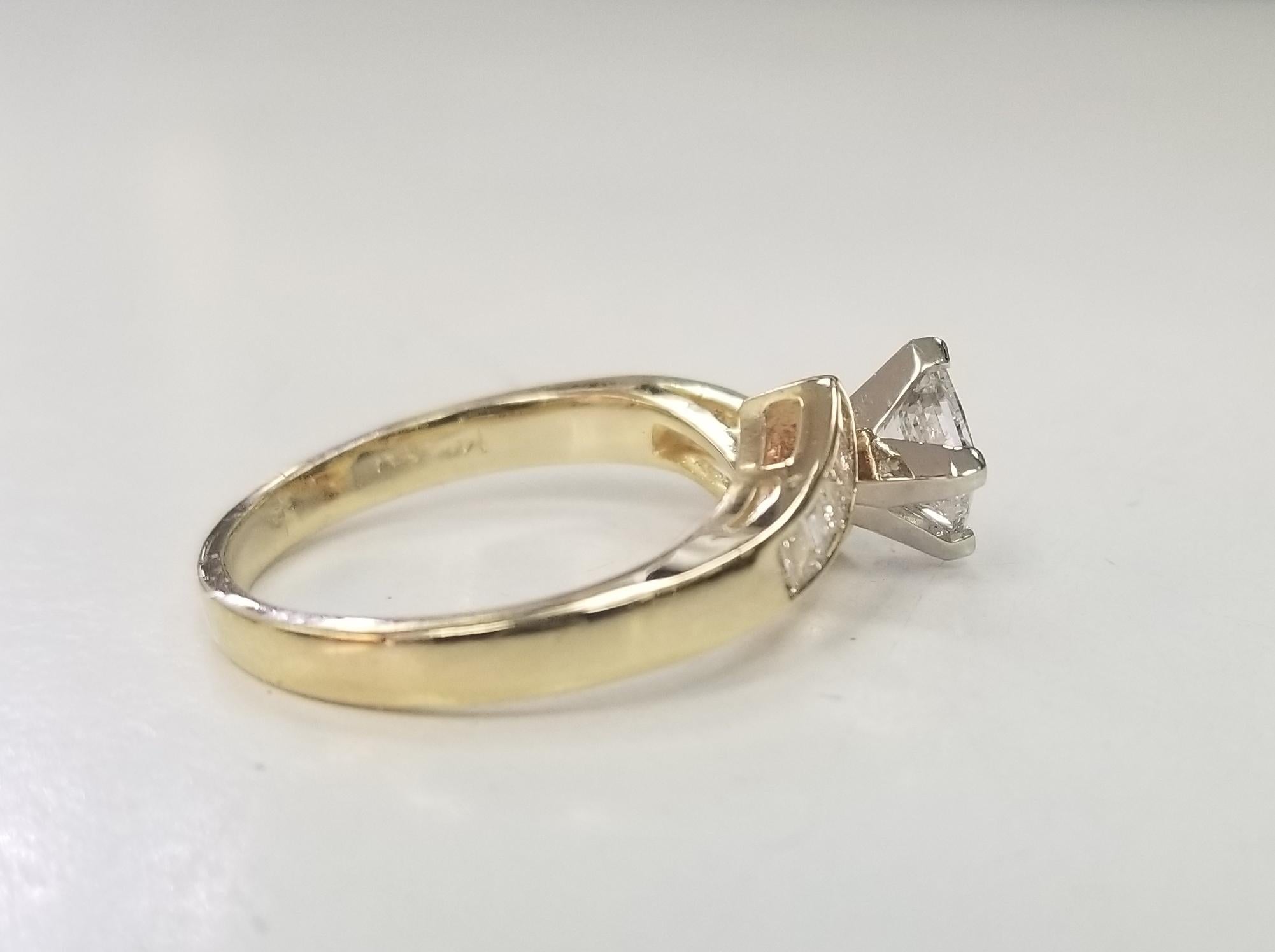 Contemporain Bague de fiançailles en or jaune 14 carats avec diamants ronds et baguettes de dérivation en vente