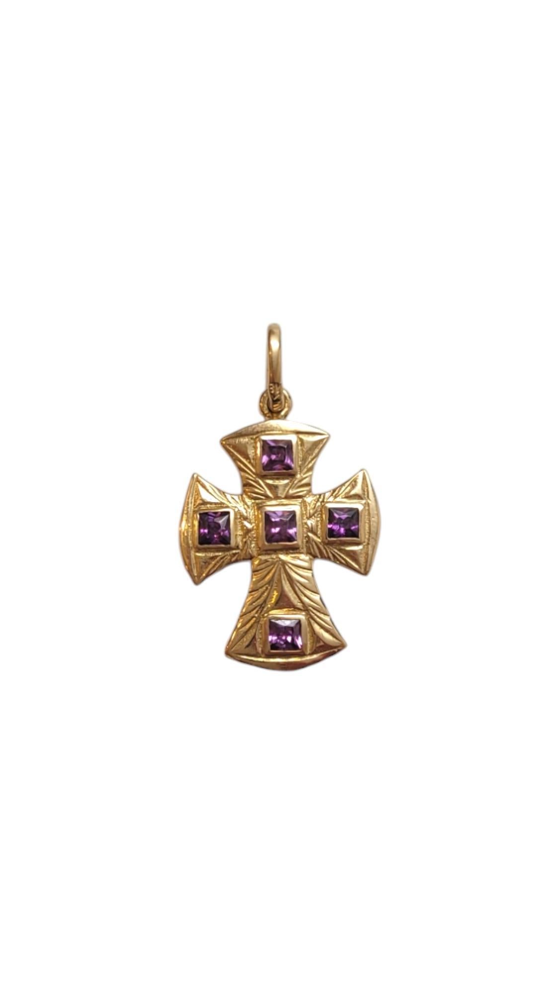 14 Karat Gelbgold Byzantinisches Kreuz mit lila facettierten Steinen Anhänger

Dieser byzantinische Kreuzanhänger aus 14-karätigem Gelbgold zeichnet sich durch komplizierte Details und violette Facettensteine aus. Er ist perfekt für alle, die ein