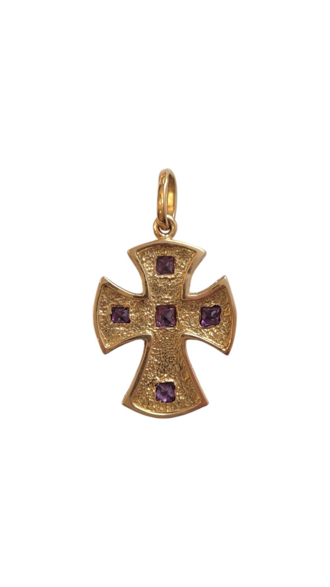 14 Karat Gelbgold Byzantinisches Kreuz mit lila facettierten Steinen-Anhänger #20170 im Zustand „Gut“ im Angebot in Washington Depot, CT