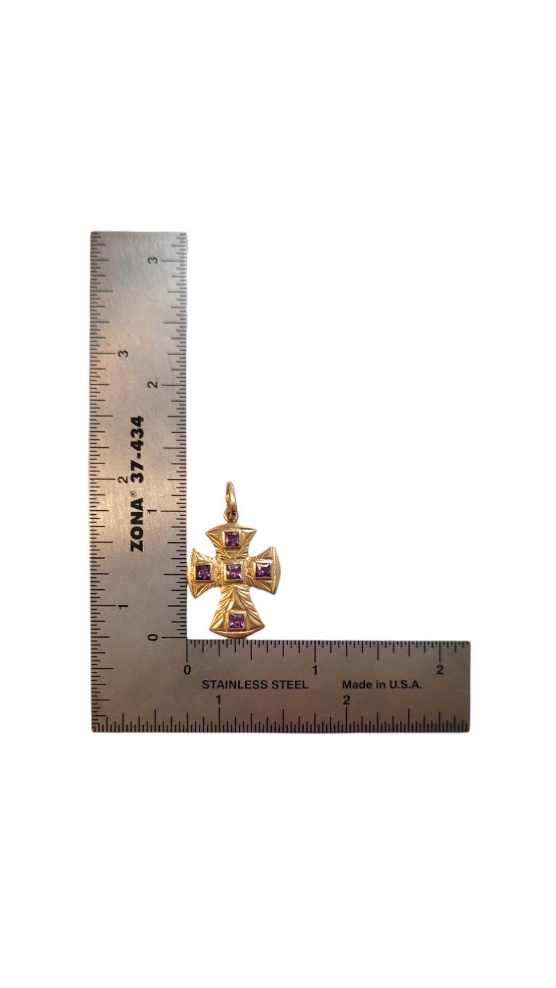 14 Karat Gelbgold Byzantinisches Kreuz mit lila facettierten Steinen-Anhänger #20170 im Angebot 5