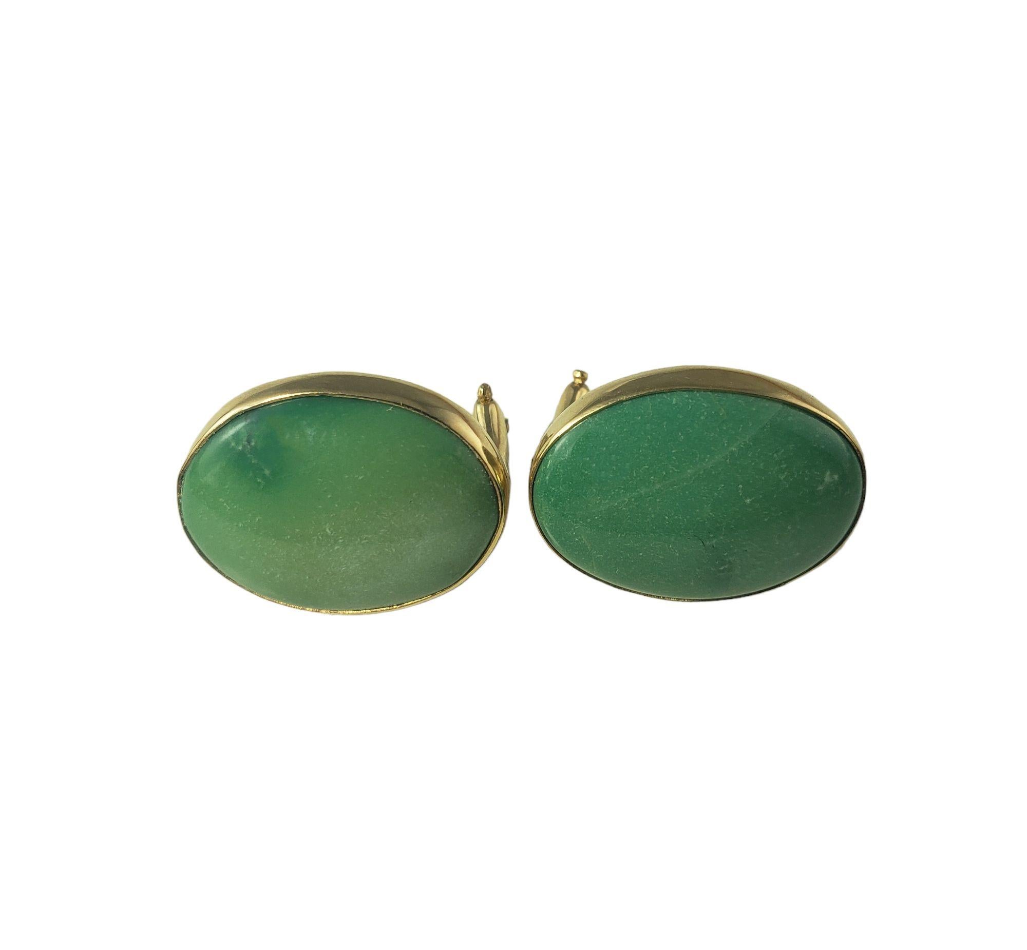 Orecchini vintage in oro giallo 14 carati con cabochon di turchese - Vintage By

Questi splendidi orecchini presentano ciascuno una pietra ovale cabochon di turchese incastonata nel classico oro giallo 14K.  Chiusure posteriori a Omega.

Peso totale