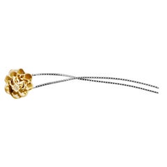 Bracciale Charm contemporaneo Camellia in oro giallo dell'artista