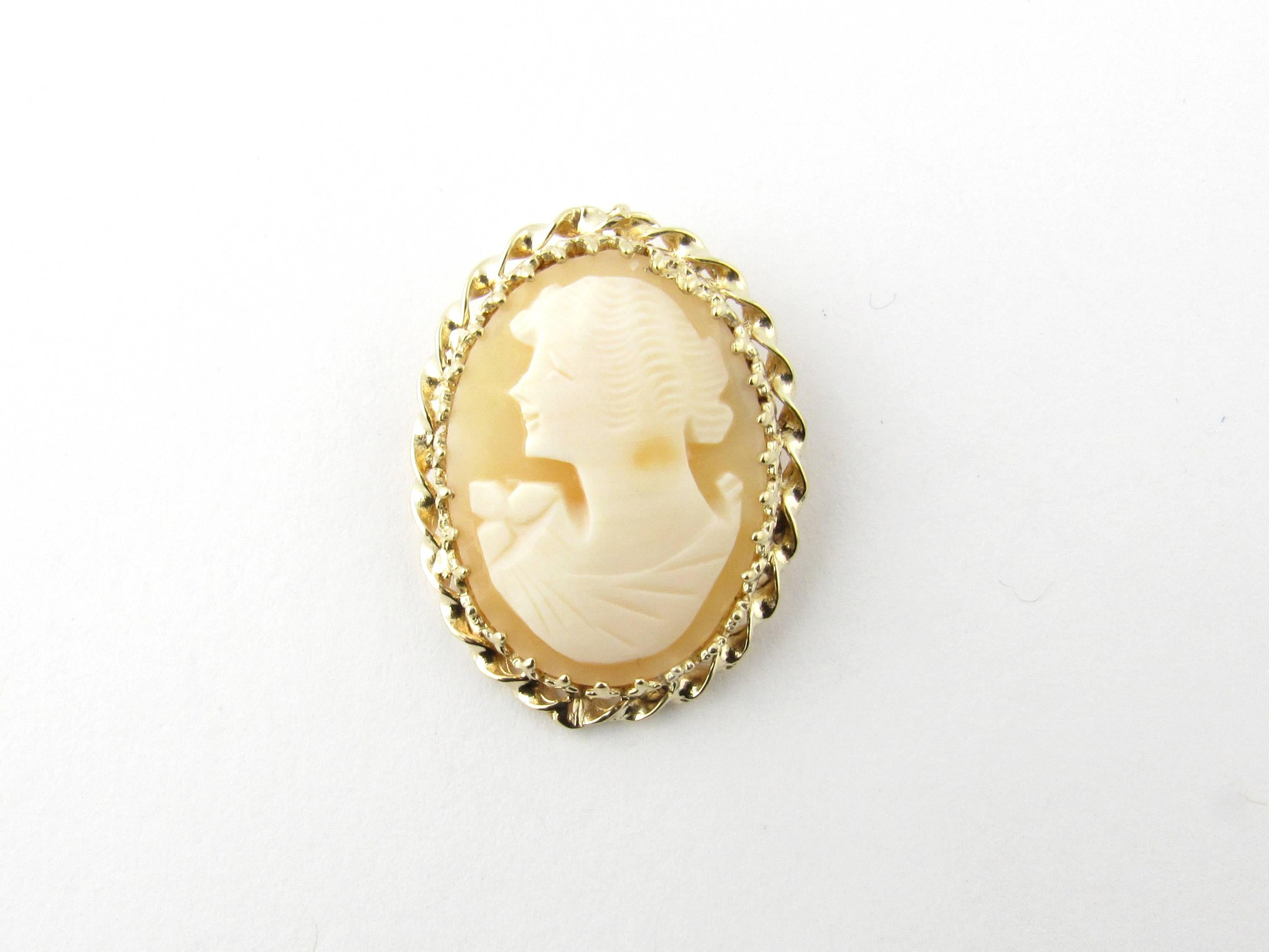 Vintage 14 Karat Yellow Gold Cameo Brooch/Pendant-

This lovely cameo features a lovely lady in profile. Framed in beautifully detailed 14K yellow gold. Can be worn as a brooch or a pendant.

Size: 30 mm x 23 mm

Weight: 3.2 dwt. / 5.0