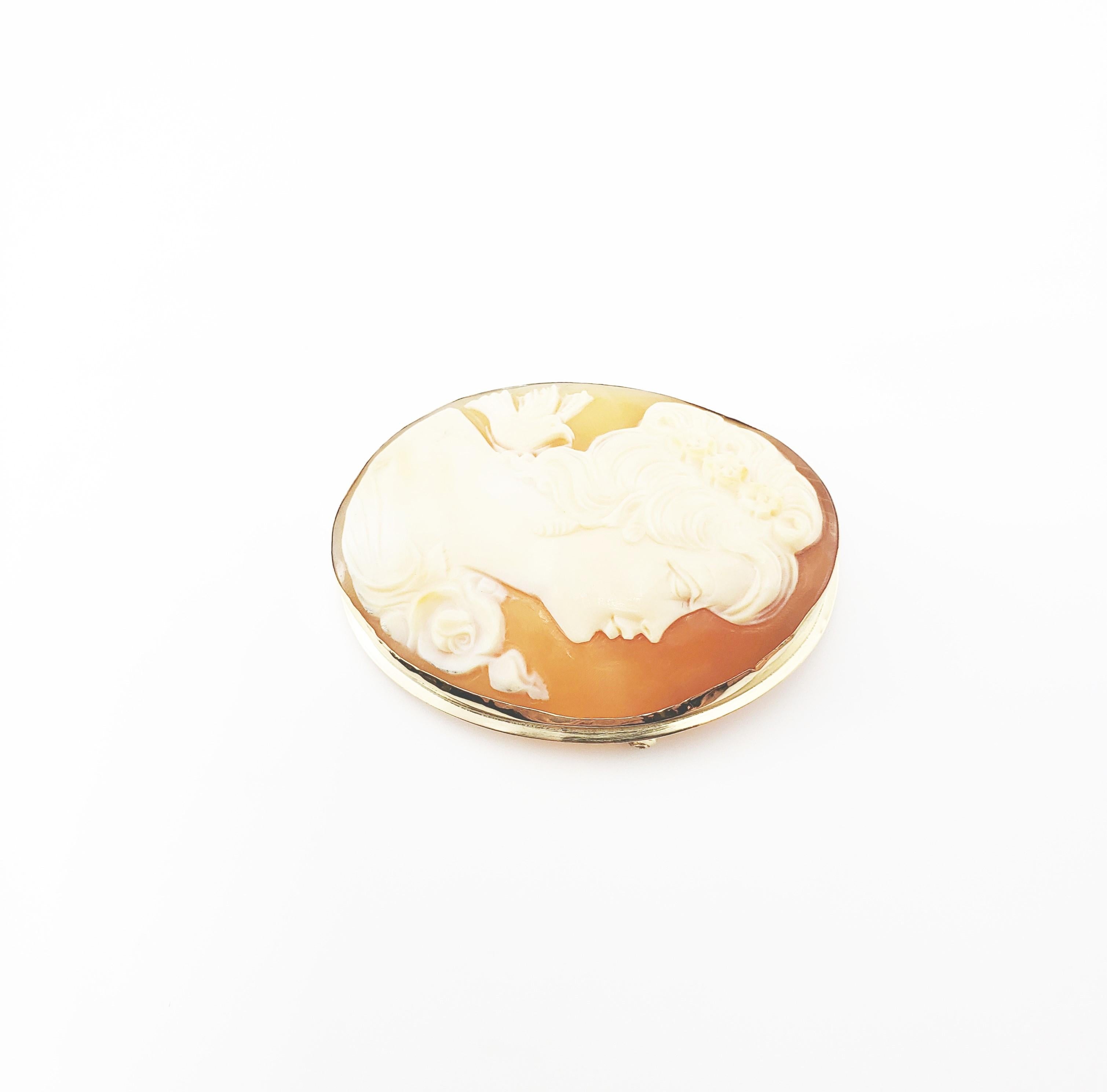 Vintage 14 Karat Yellow Gold Cameo Brooch/Pendant-

This elegant cameo features a lovely lady in profile set in classic 14K yellow gold.
Can be worn as a brooch or a pendant.

Size: 52 mm x 41 mm

Weight: 9.1 dwt. / 14.2 gr.

Stamped: 14K
