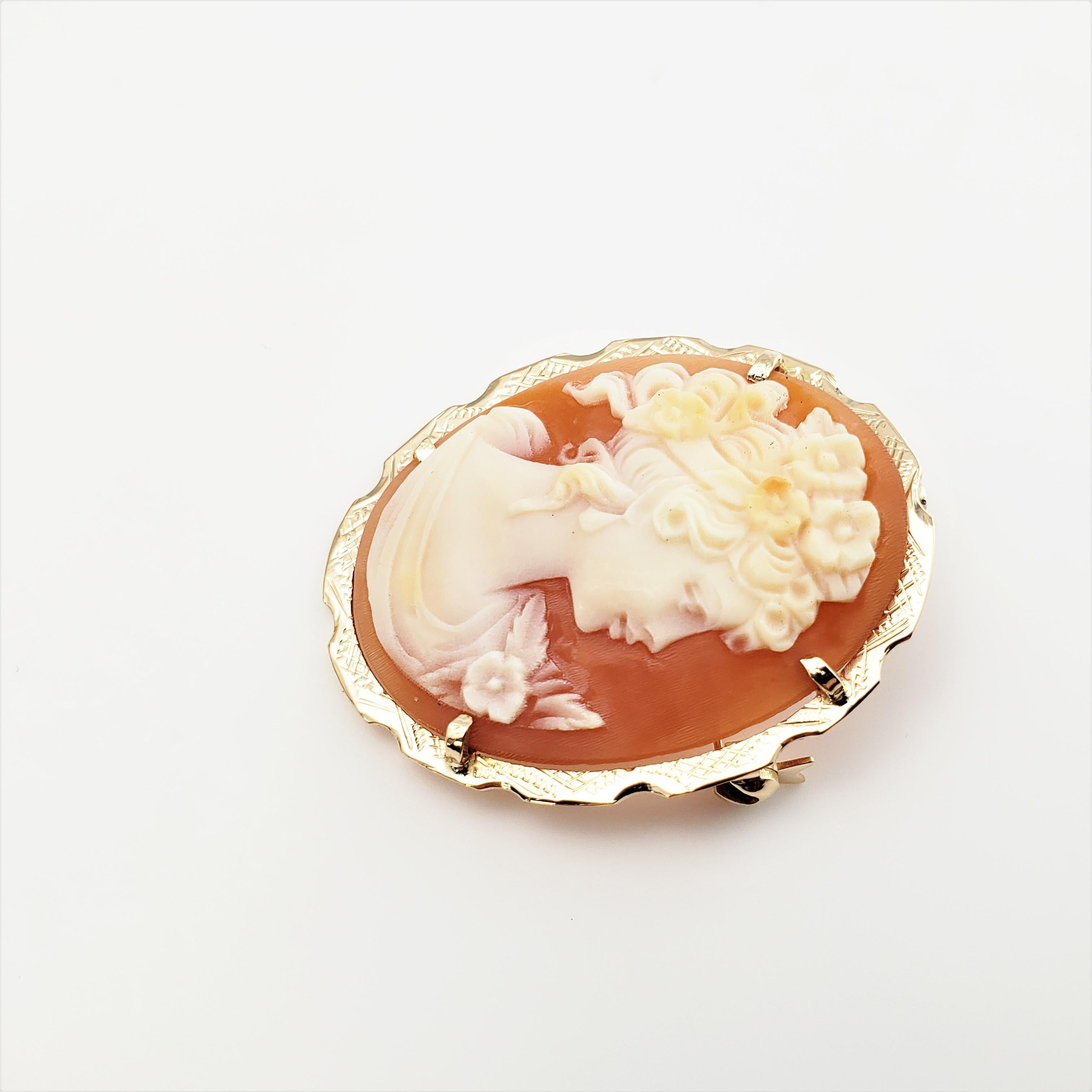 14 Karat Yellow Gold Cameo Brooch/Pendant-

This lovely cameo pendant features a lovely lady in profile set in beautifully detailed 14K yellow gold.  Can be worn a brooch or a pendant.

Size: 1.25 inches x 1 inch

Weight:  2.8 dwt./  4.4