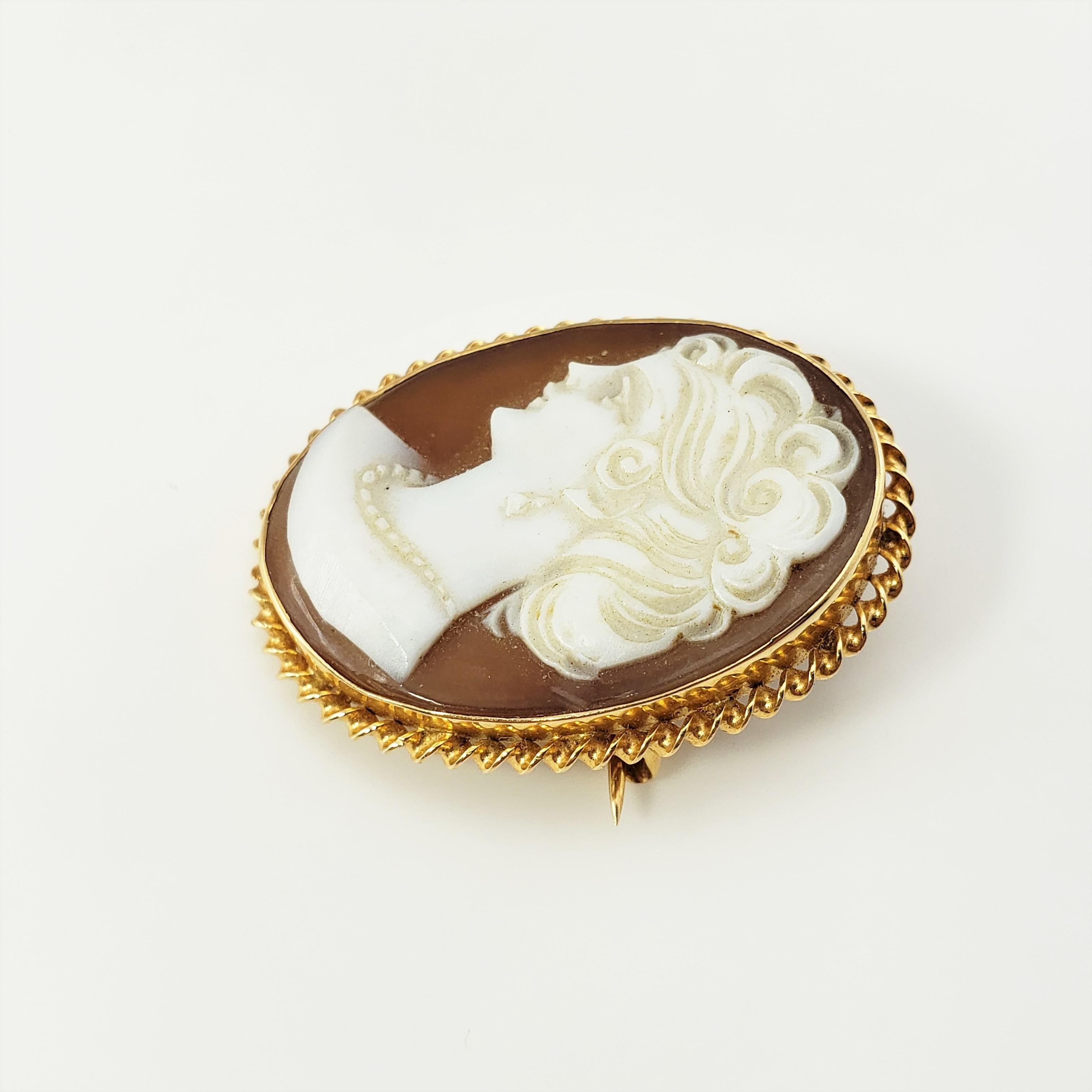 14 Karat Yellow Gold Cameo Brooch/Pendant-

This lovely cameo features a lovely lady set in beautifully detailed 14K yellow gold.  Can be worn as a brooch or a pendant.

Size:  28 mm x  21 mm 

Weight:  2.7 dwt. /  4.2 gr.

Stamped: 14K

Very good
