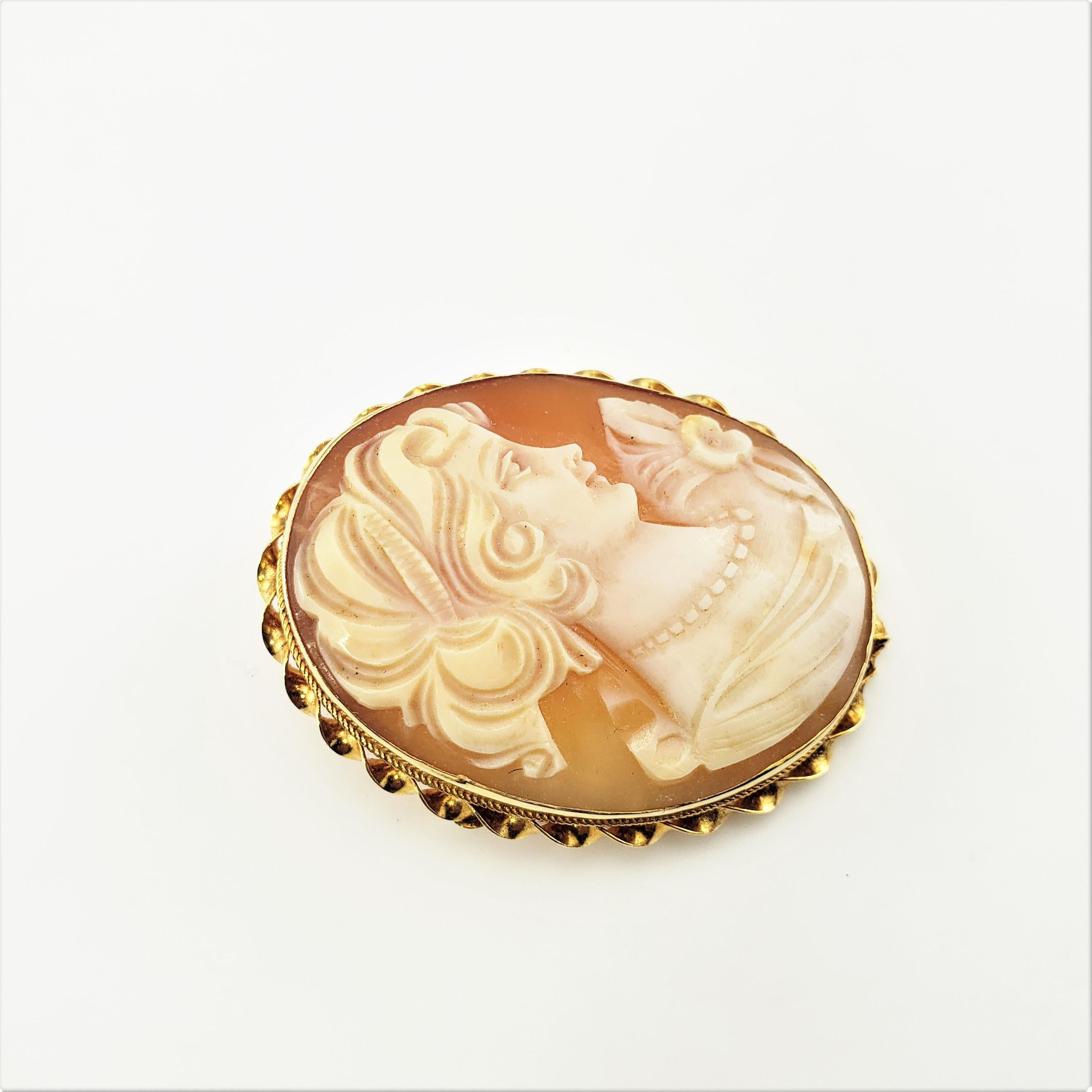 14 Karat Yellow Gold Cameo Brooch/Pendant-

This lovely cameo features a lovely lady in profile framed in beautifully detailed 14K yellow gold.  Can be worn as a brooch or a pendant.

Size: 38 mm x 30 mm

Weight:  3.9 dwt. /  6.2 gr.

Stamped: