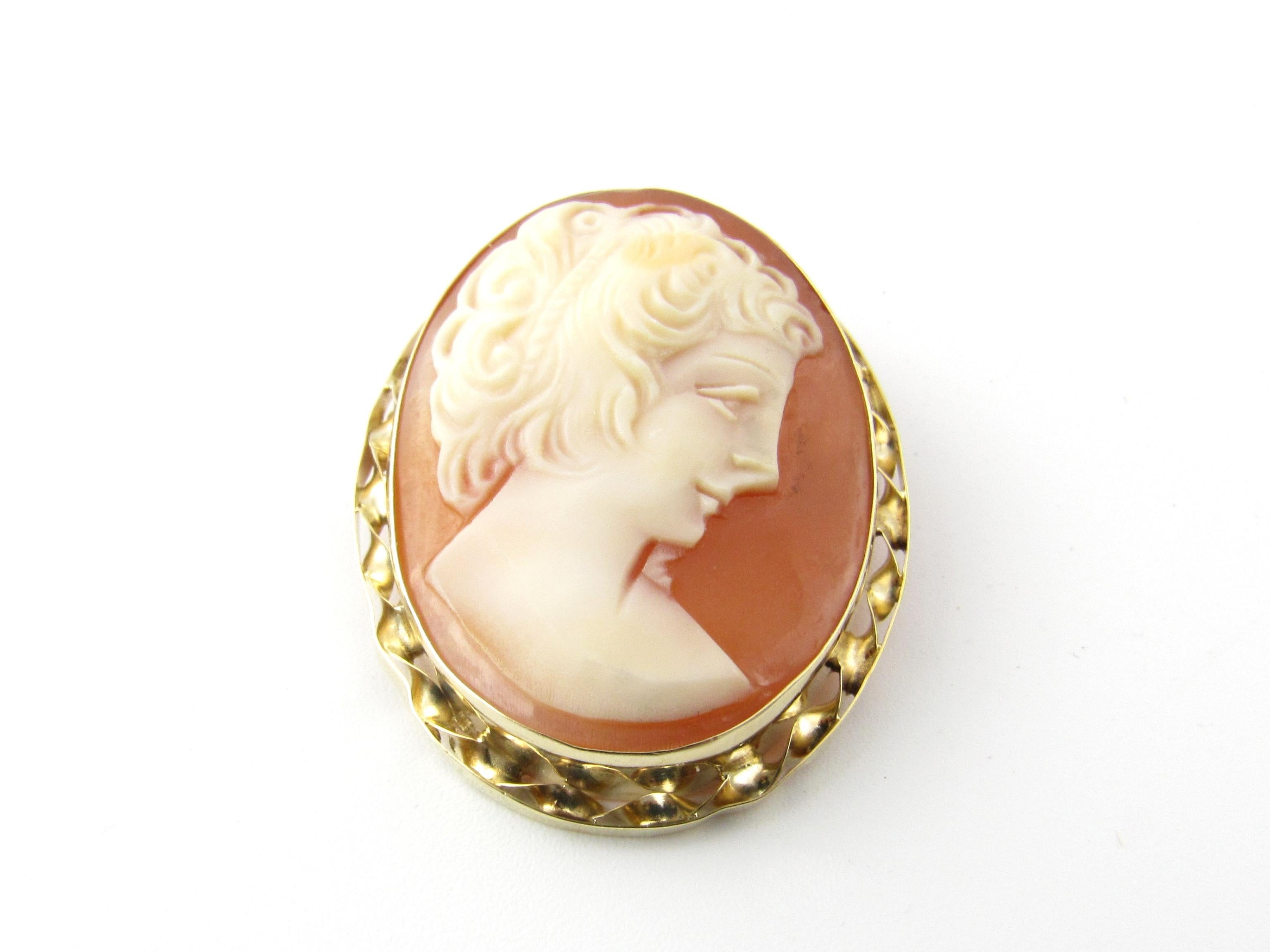 14 Karat Yellow Gold Cameo Pendant/Brooch-

This lovely cameo features a lovely lady in profile framed in beautifully detailed 14K yellow gold.  Can be worn as a pendant or a brooch.

Size:  34 mm x 27 mm  

Weight:  4.2 dwt. /  6.6 gr. 

Stamped: