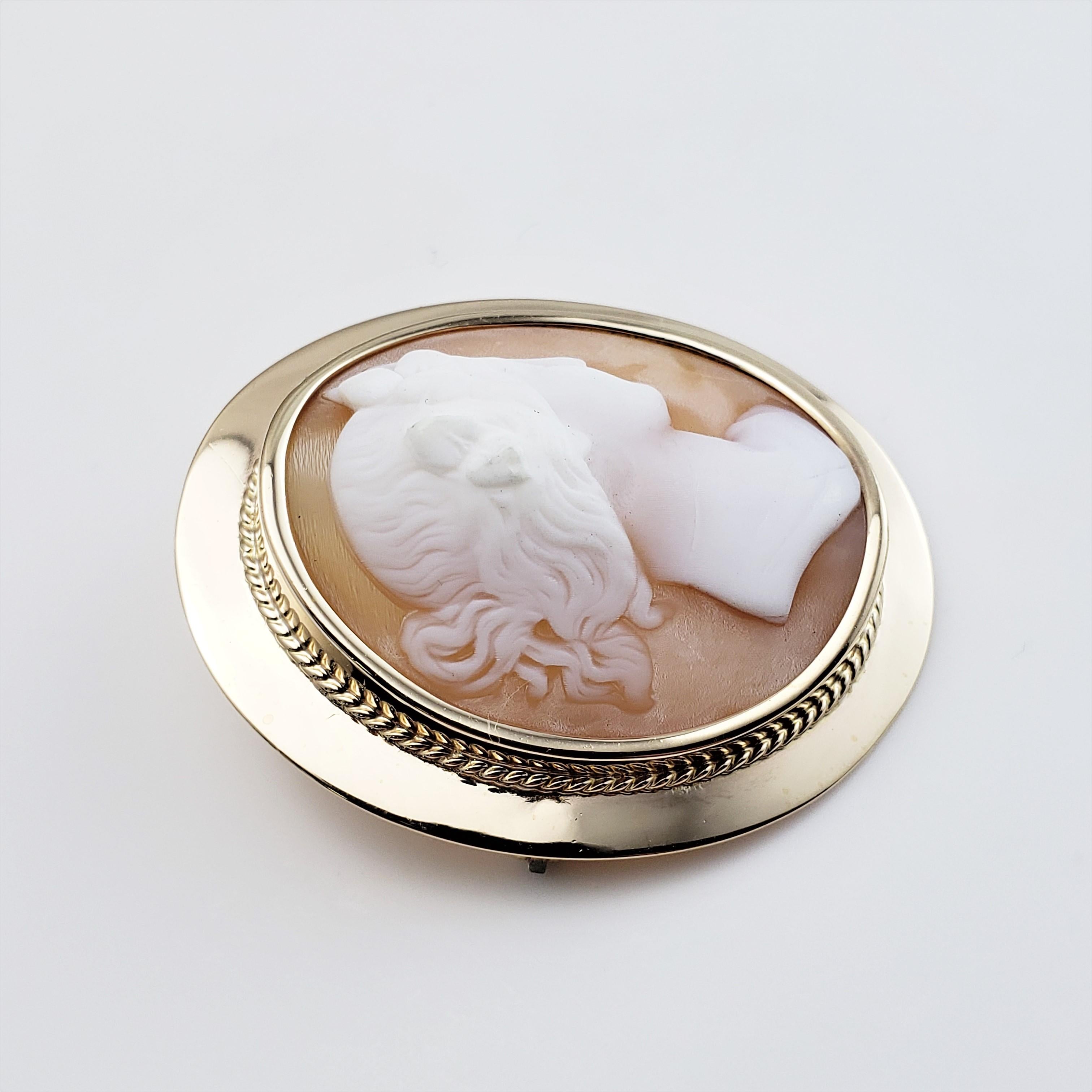 14 Karat Yellow Gold Cameo Brooch/Pin-

This lovely cameo brooch features a lovely lady in profile set in beautifully detailed 14K yellow gold.

Can be worn as a brooch or a pendant.

Size:  1.6 inches x 1.4 inches

Weight:  6.7 dwt./  10.5