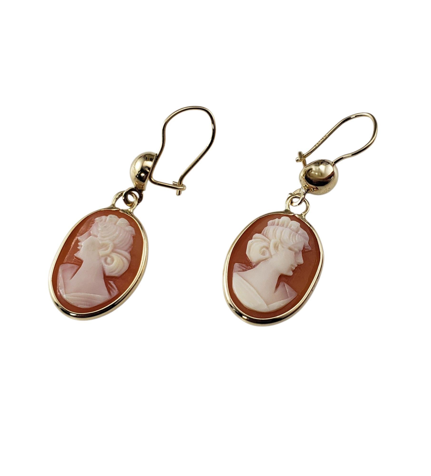 14 Karat Yellow Gold Cameo Dangle Earrings-

These elegant cameo dangle earrings each feature a lovely lady in profile set in beautifully detailed 14K yellow gold.

Size: 37 mm x 13 mm

Weight: 1.8 dwt./ 2.8 gr.

Stamped: 14K PA

Very good