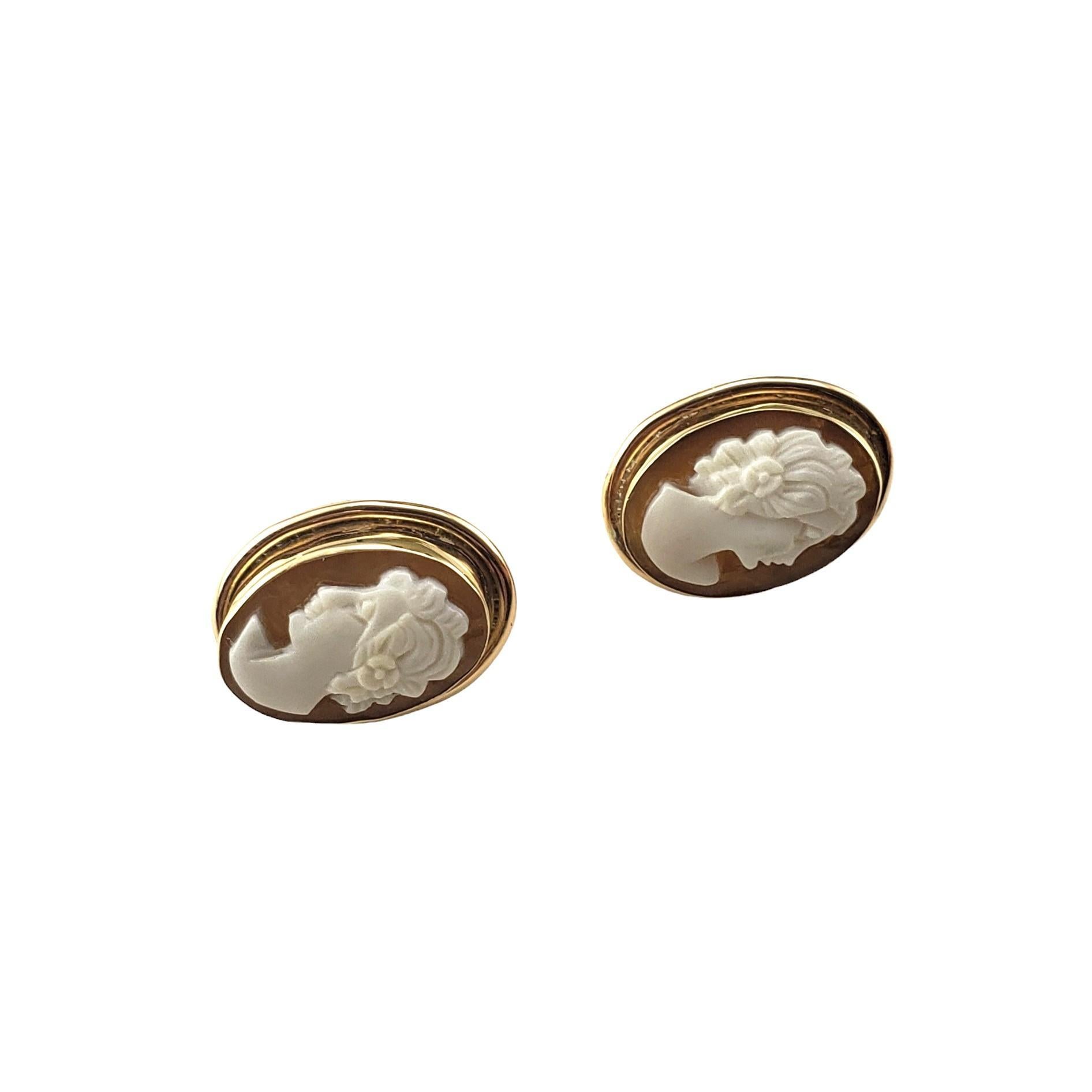 Vintage 14 Yellow Gold Cameo Earrings-

These elegant cameo earrings feature a lovely lady in profile set in classic 14K yellow gold.  Push back closures.

Size:  16.7 mm x 13 mm

Tested 14K gold.

Weight: 4.4 gr./ dwt.

Very good condition,
