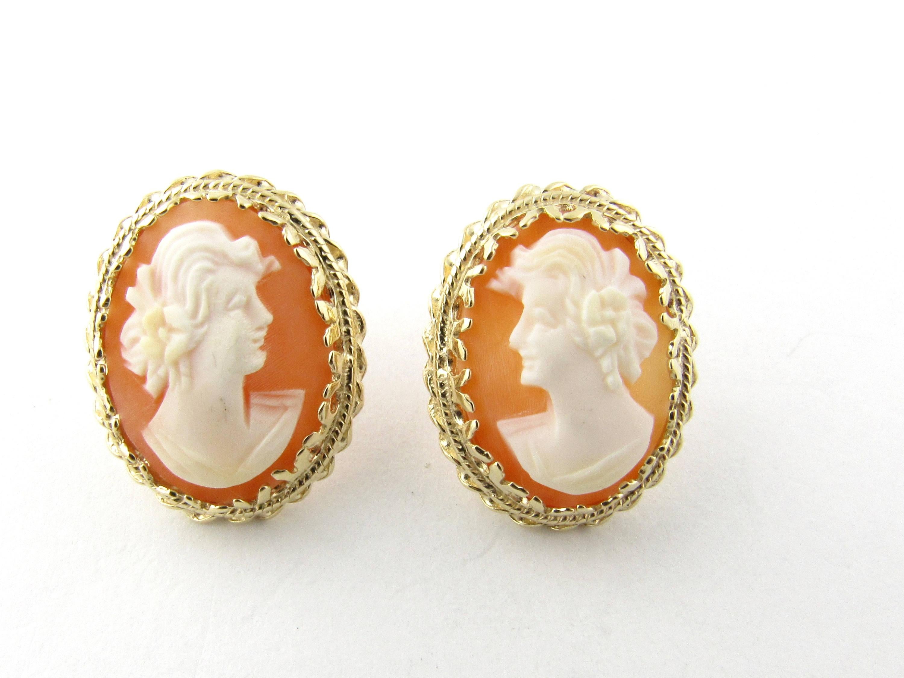 Vintage 14 Karat Yellow Gold Cameo Earrings-

These lovely cameo earrings each feature a lovely lady in profile. Framed in beautifully detailed 14K yellow gold. Push back closures.

Size:  21 mm x  16.5 mm

Weight:  5.4 dwt. /  8.4 gr.

Hallmark: