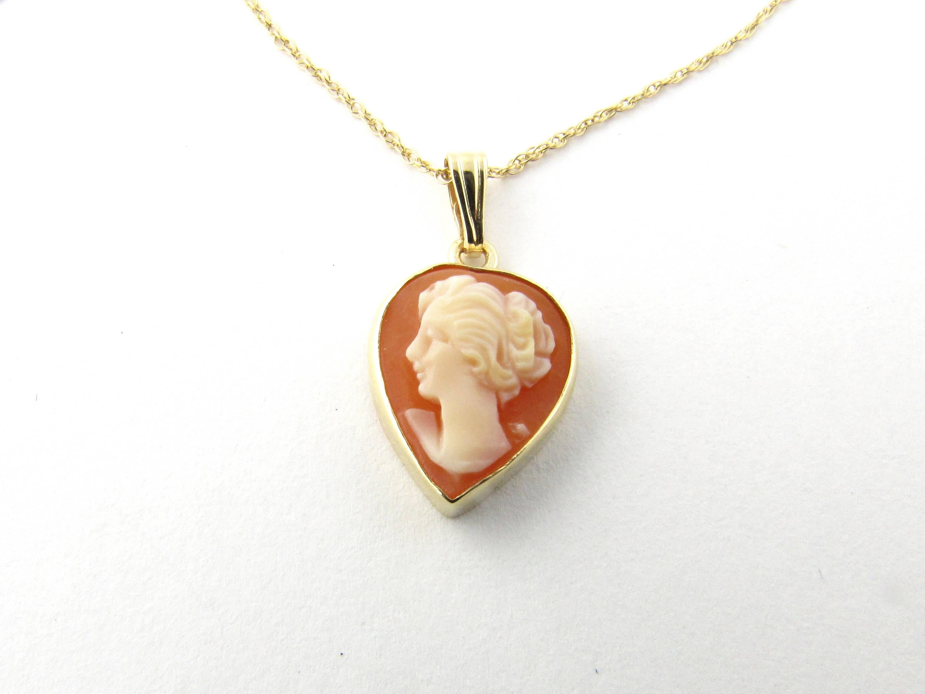14 Karat Yellow Gold Cameo Heart Pendant Necklace In Good Condition In Washington Depot, CT