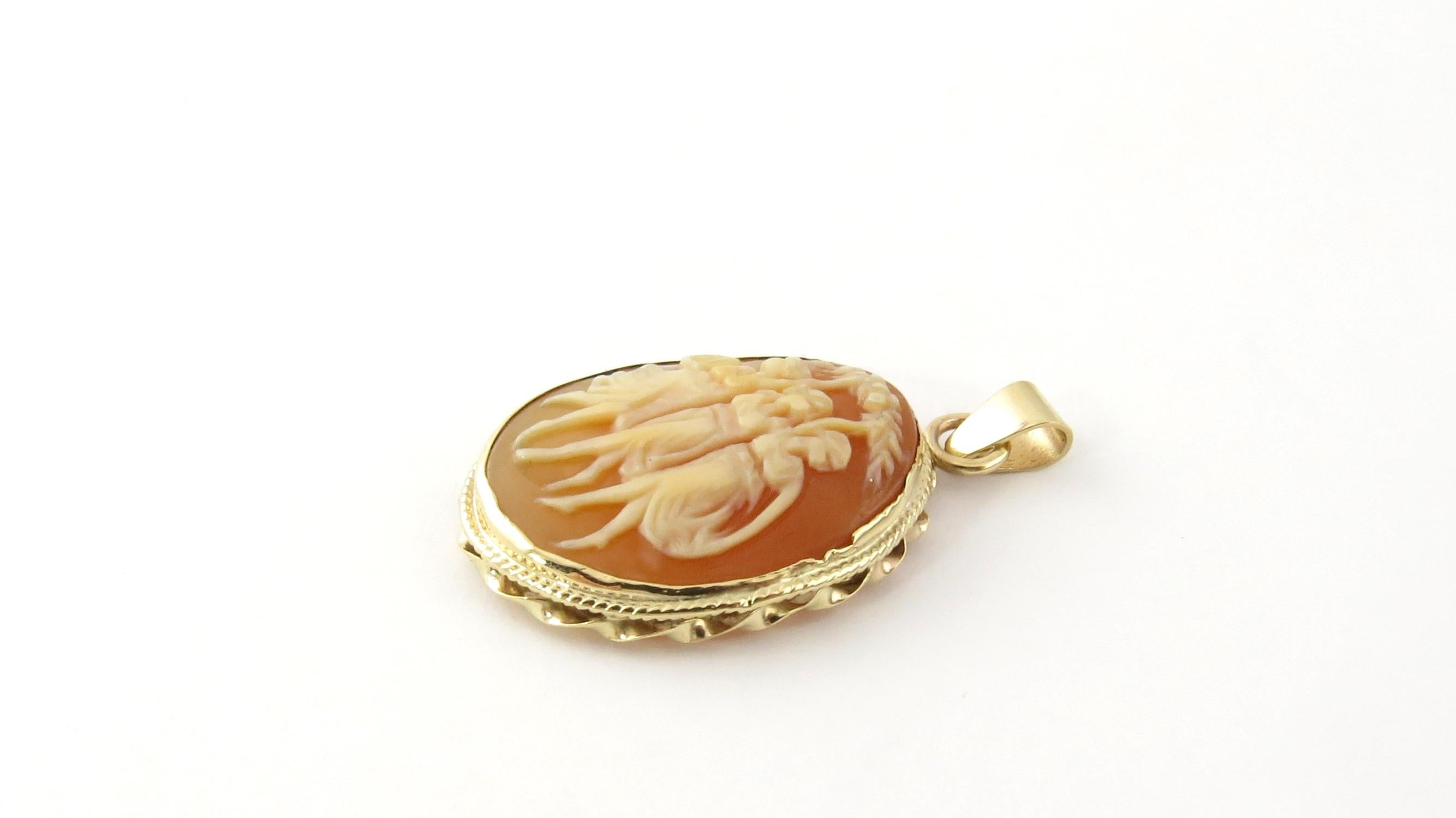 Vintage 14 Karat Yellow Gold Cameo Pendant

This lovely pendant features three lovely ladies holding their parasols framed in beautifully detailed 14K yellow gold.

Size: 28 mm x 22 mm

Weight: 3.2 dwt. / 5.0 gr.

Stamped: 14K

Very good condition,