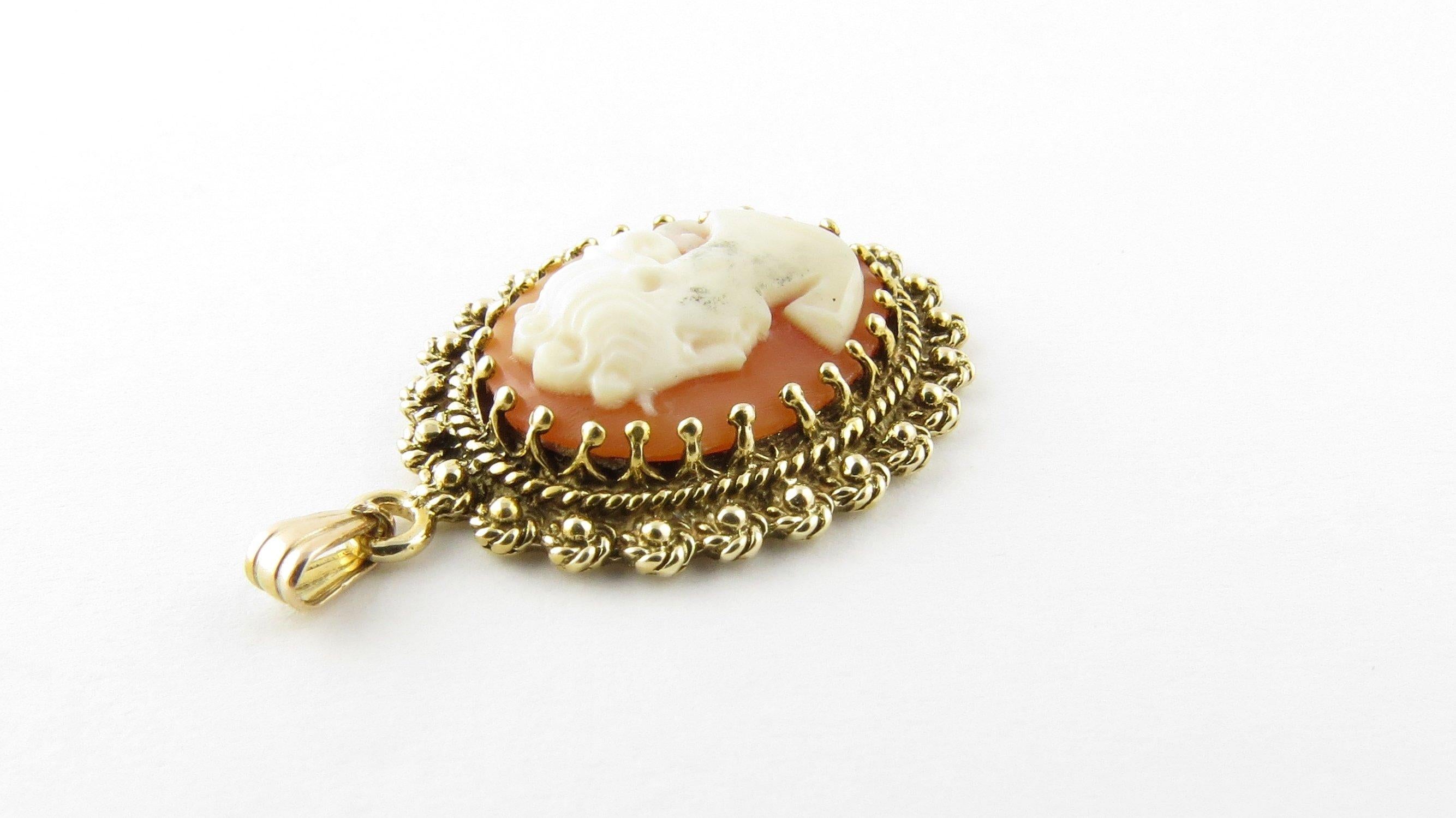 gold cameo pendant necklace