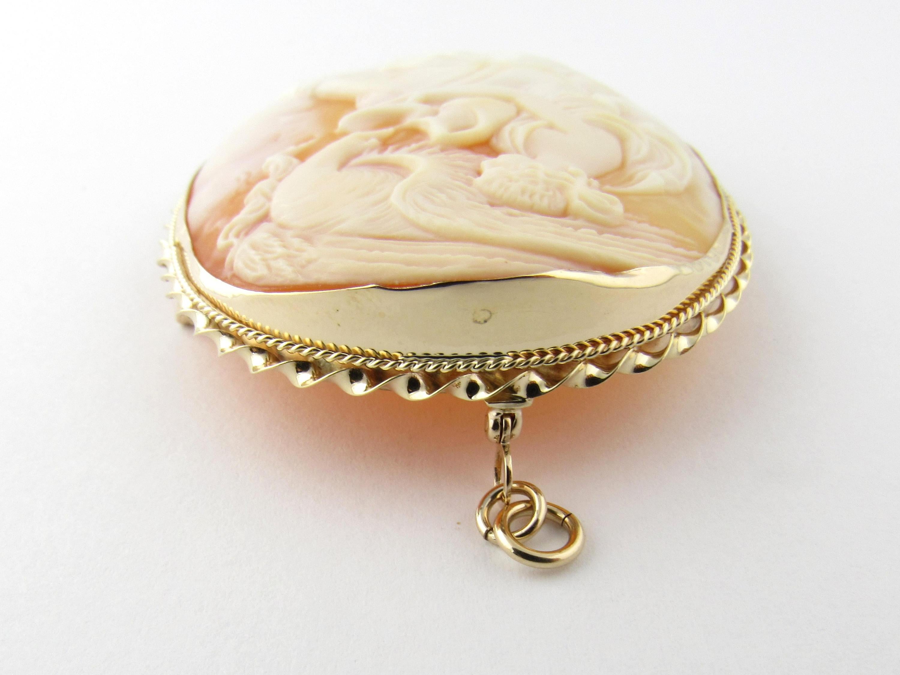 14 Karat Yellow Gold Cameo Pendant or Brooch In Excellent Condition In Washington Depot, CT