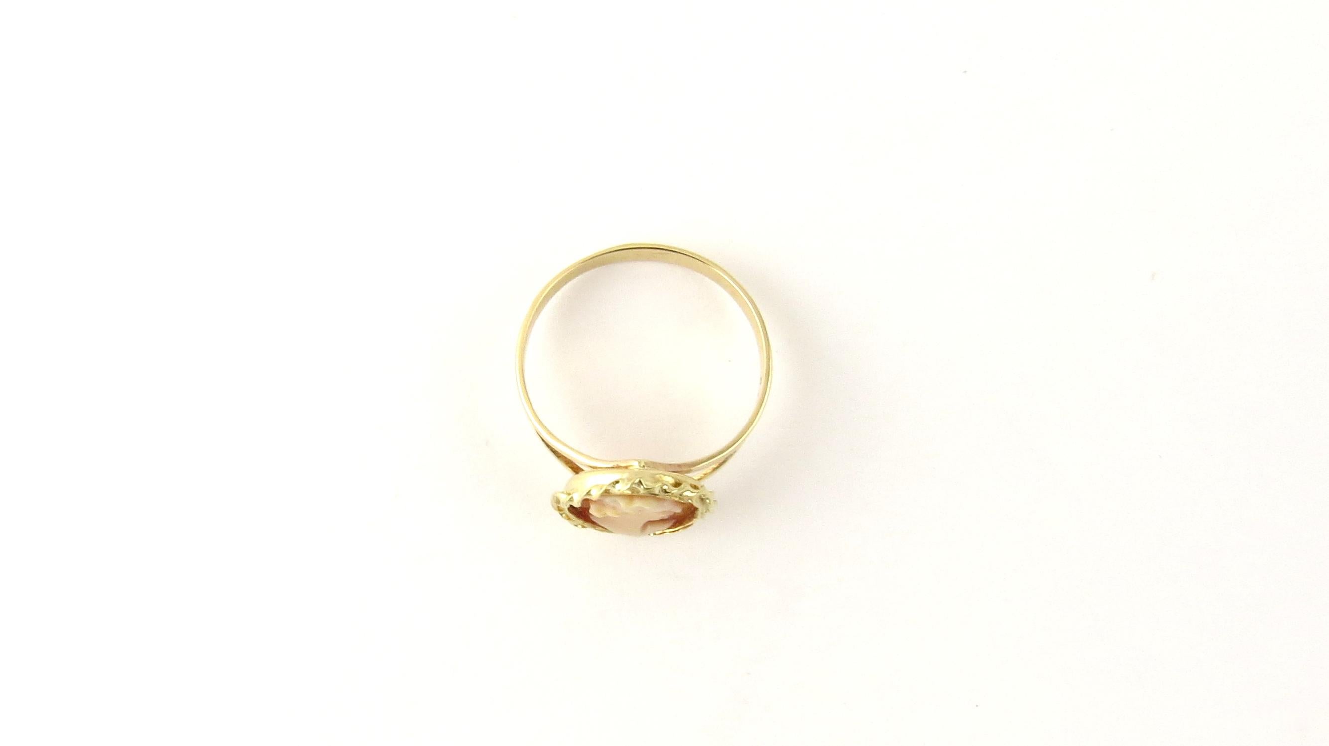 Vintage 14 Karat Yellow Gold Cameo Ring Size 4.75

This lovely cameo ring features lovely lady in profile framed in beautifully detailed 14K yellow gold. Cameo measures 12 mm x 11 mm. Shank measures 2 mm.

Ring Size: 4.75

Weight: 0.7 dwt. / 1.2