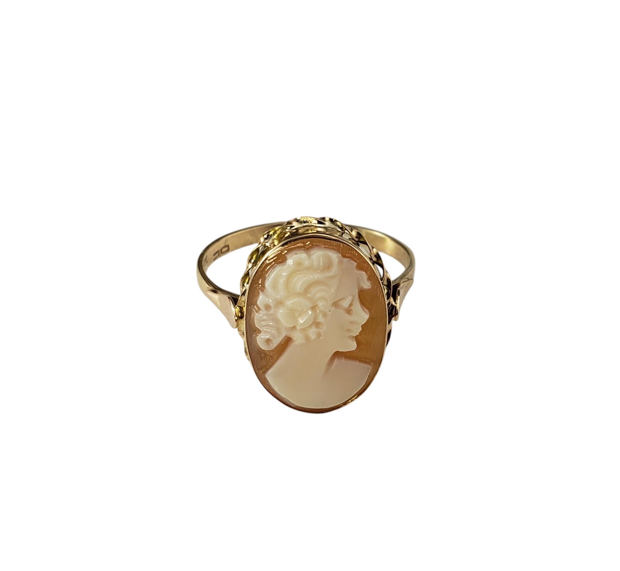 14 Karat Yellow Gold Cameo Ring Size 5.75

Blending vintage charm with contemporary sophistication, this elegant cameo ring features a lovely lady in profile set in 14K yellow gold. 

Width: 15 mm. Shank: 2 mm.

Ring Size: 5.75

Weight: 1.3 dwt/2.0