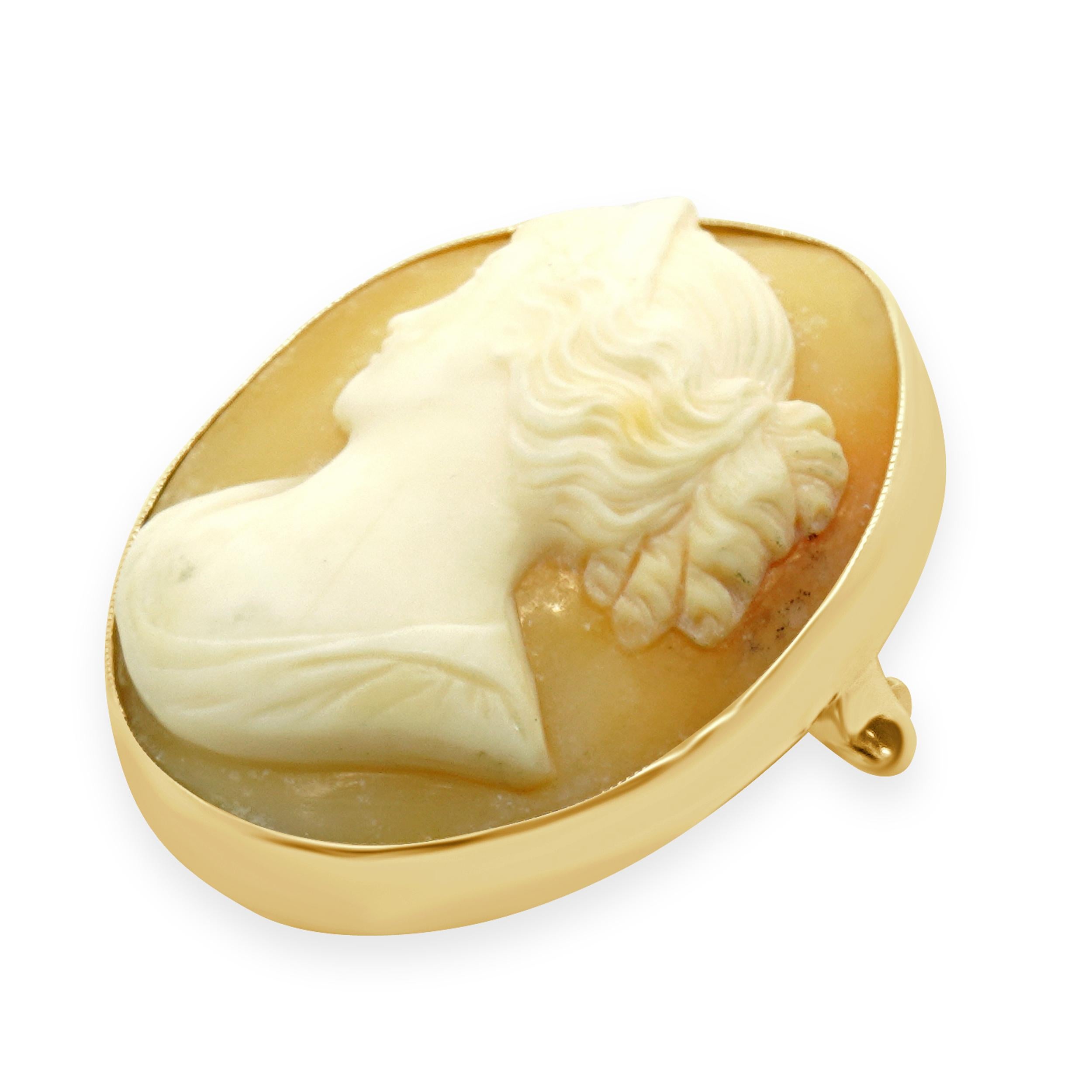 Alfiler Camafeo Tallado en Oro Amarillo de 14 Kilates en Excelente estado para la venta en Scottsdale, AZ