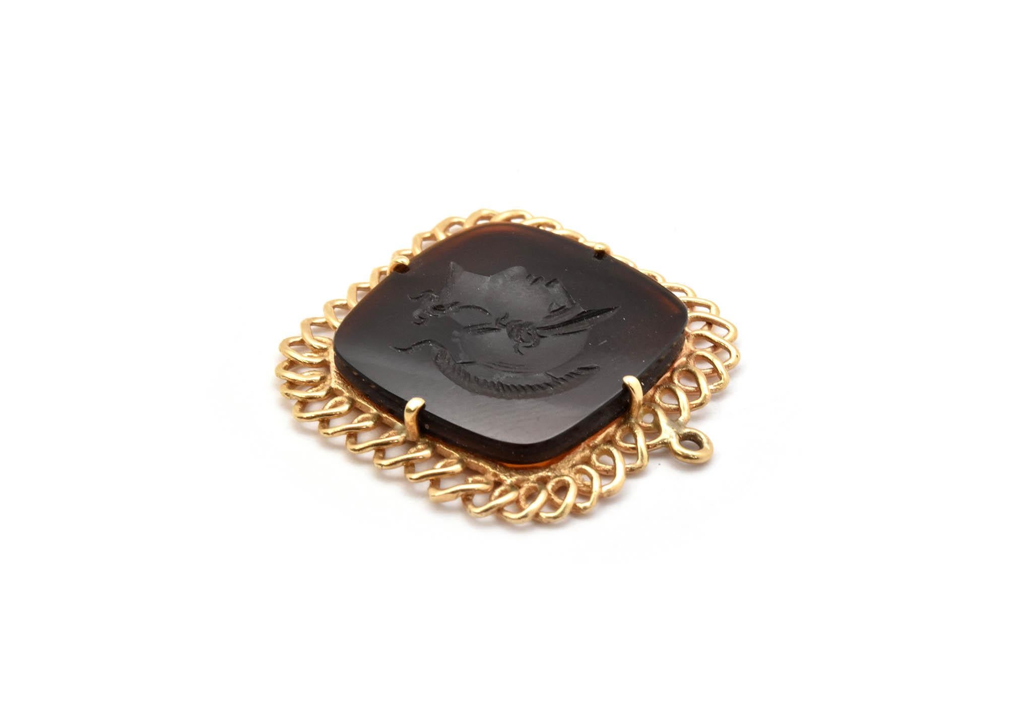 14 Karat Yellow Gold Carved Intaglio Pendant Charm 5.0 Grams In Excellent Condition For Sale In Scottsdale, AZ