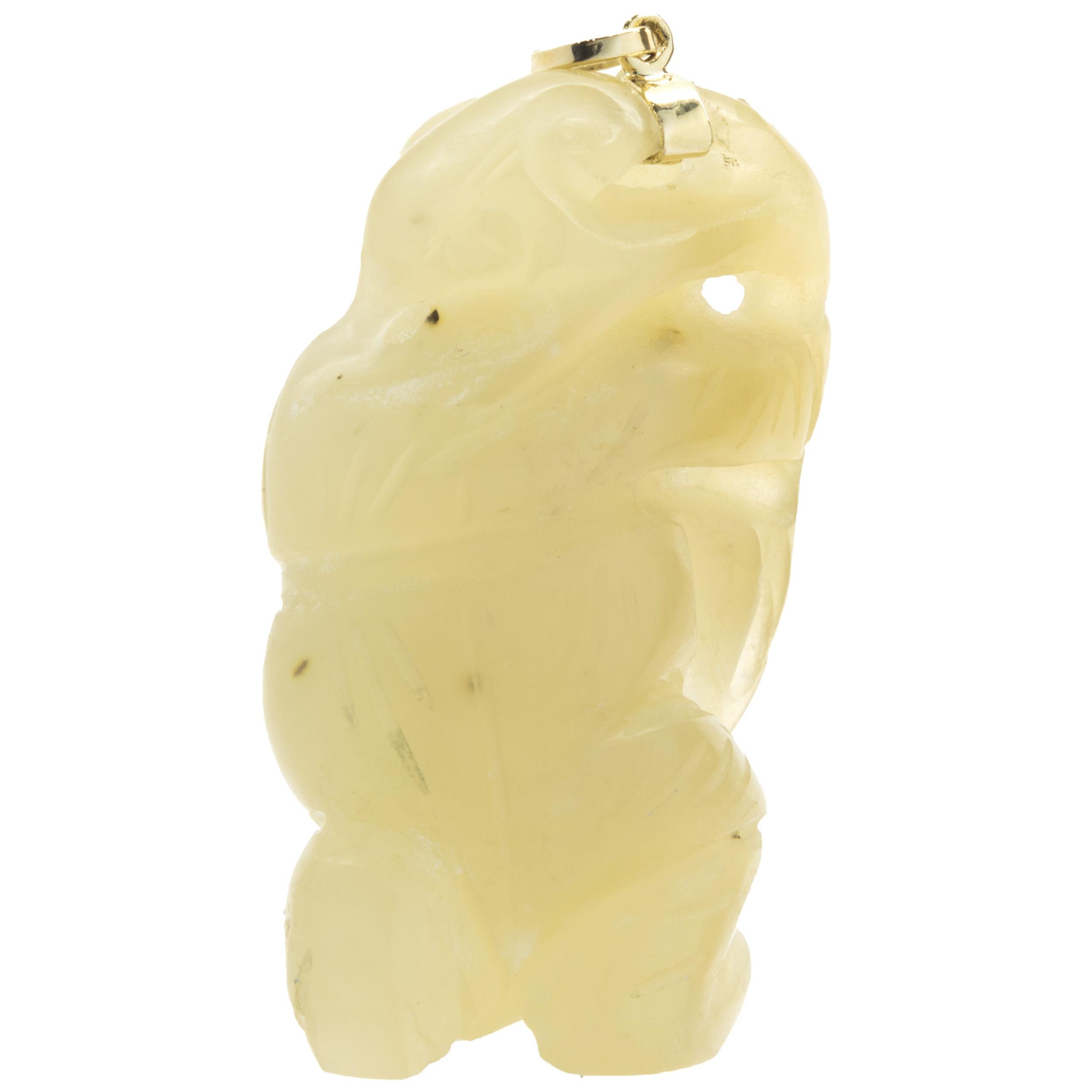 Taille grossière Pendentif en or jaune 14 carats et jade sculpté en vente