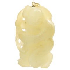 Pendentif en or jaune 14 carats et jade sculpté