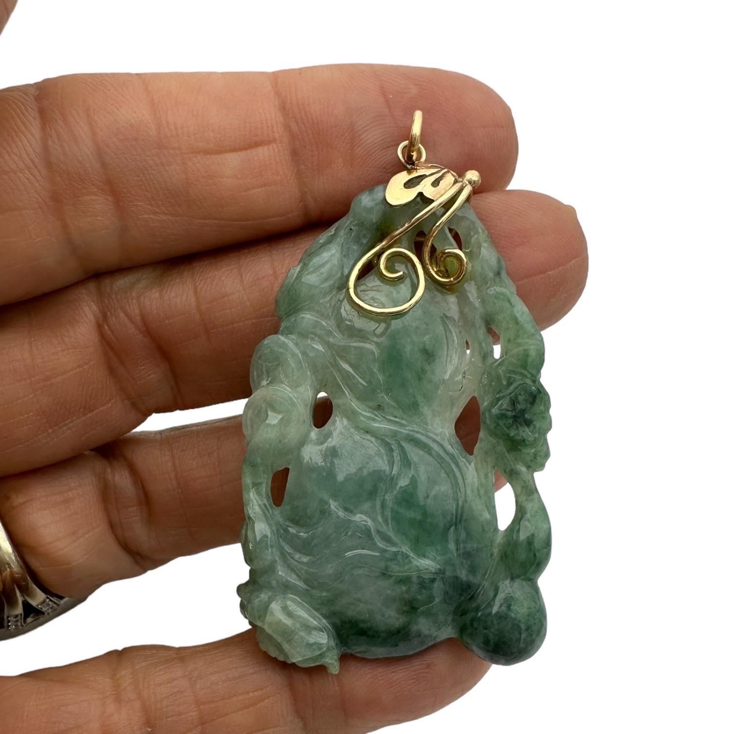Contemporain Pendentif en or jaune 14 carats sculpté en forme de vigne de lotus verts de 2 pouces en vente