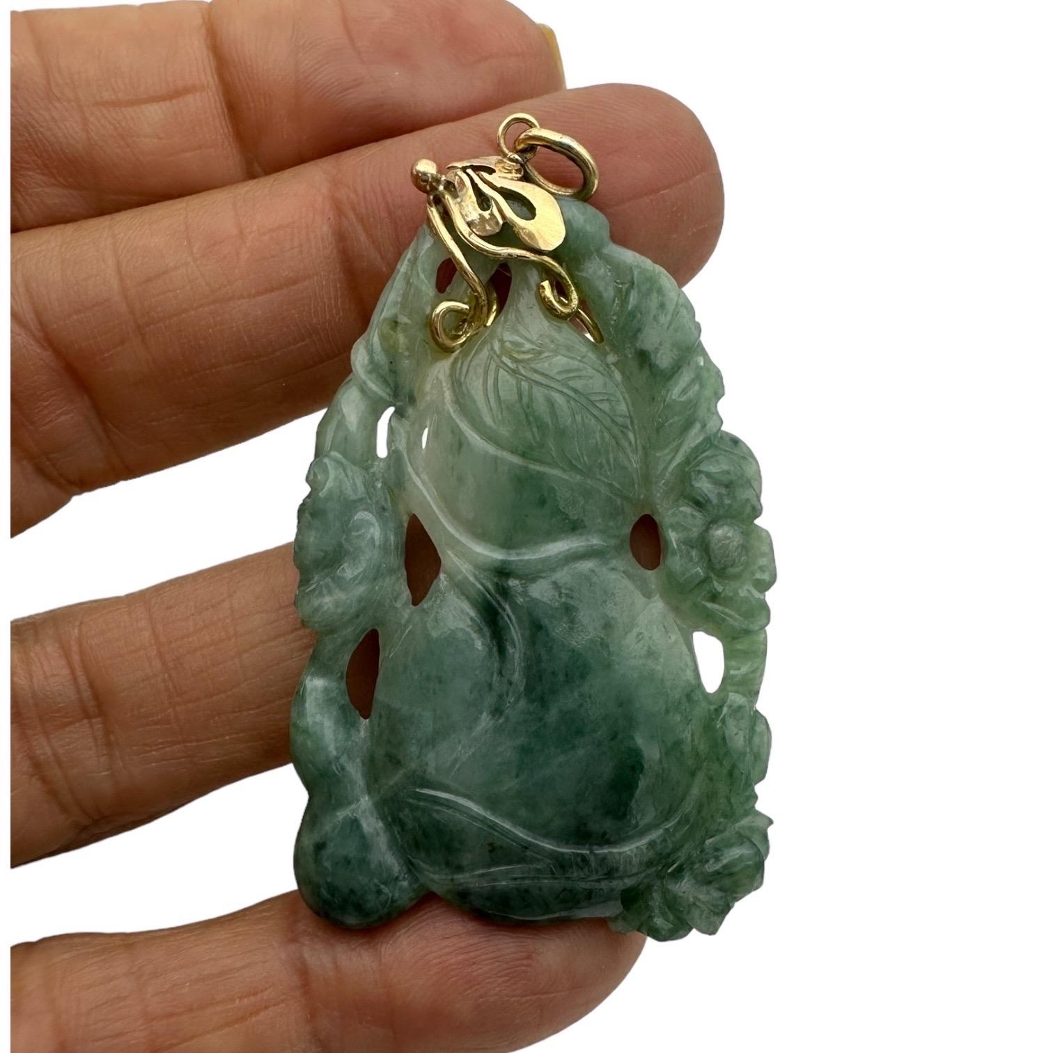 Taille écusson Pendentif en or jaune 14 carats sculpté en forme de vigne de lotus verts de 2 pouces en vente