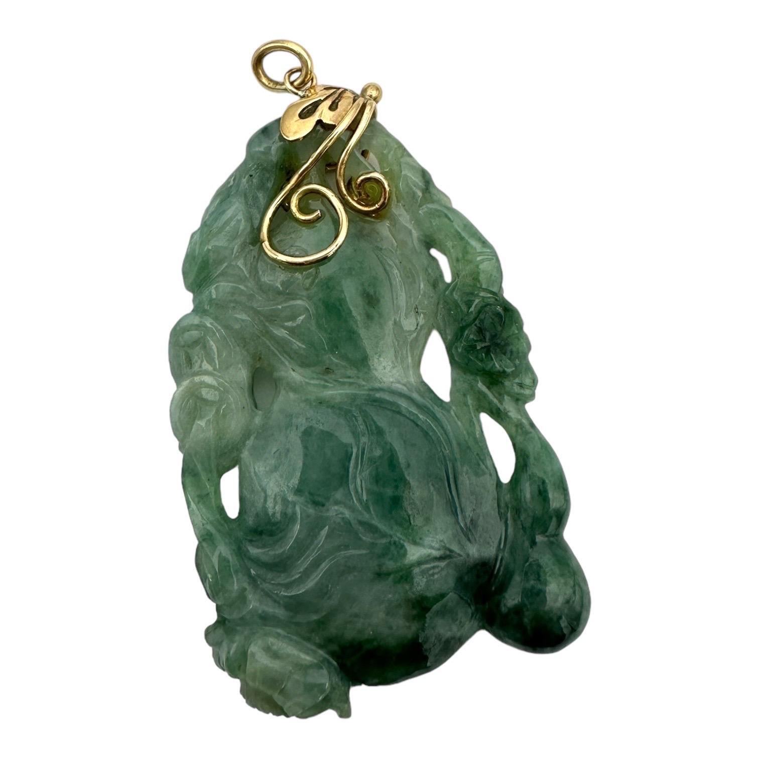 Pendentif en or jaune 14 carats sculpté en forme de vigne de lotus verts de 2 pouces en vente