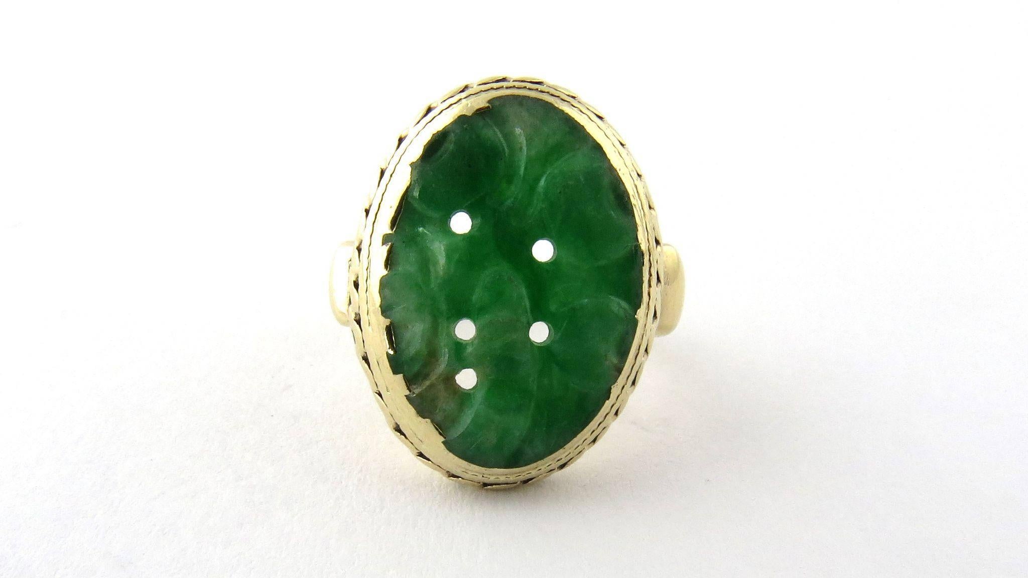 14 Karat Yellow Gold Carved Oval Jade Ring In Good Condition In Washington Depot, CT