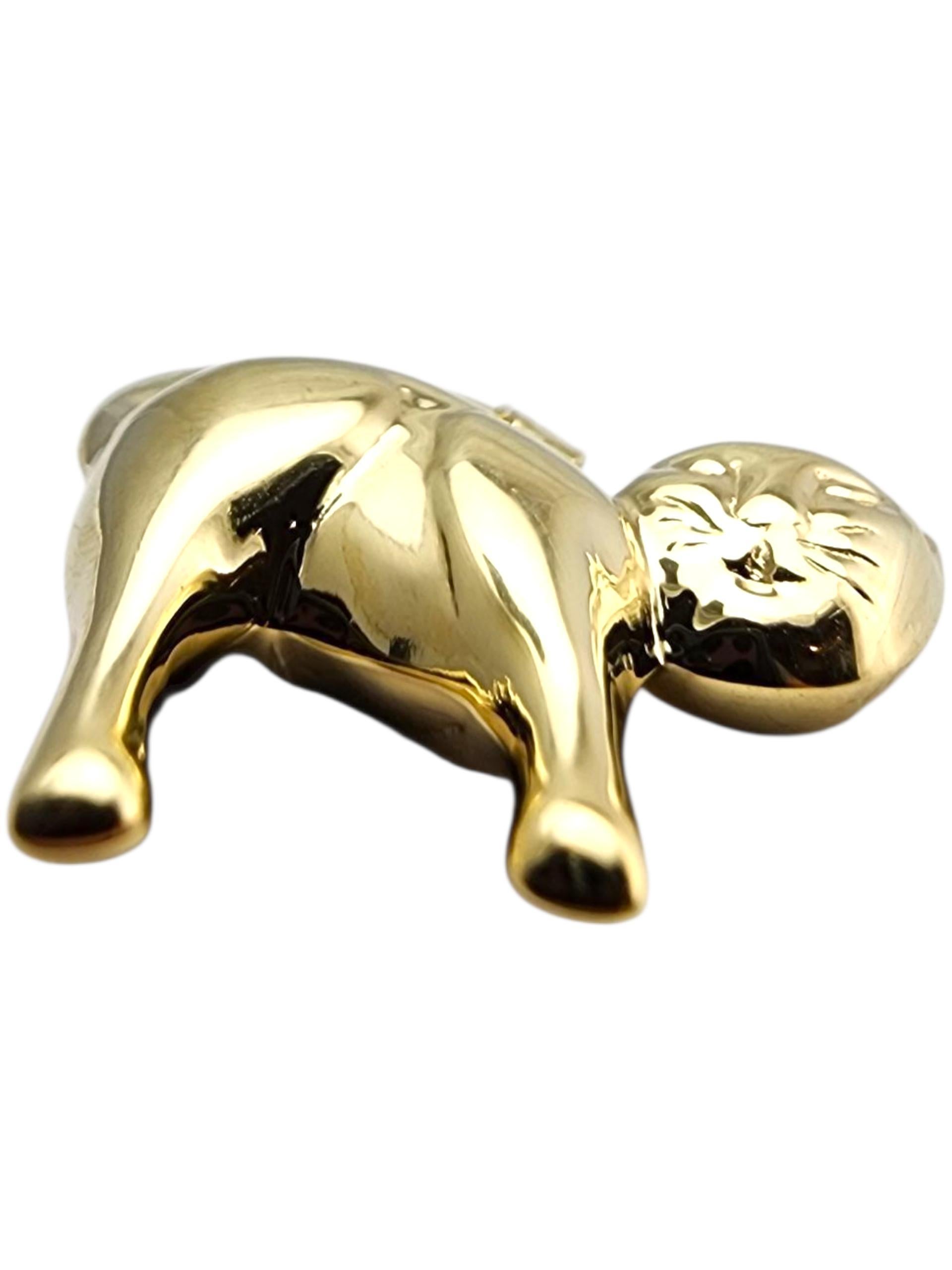 Pendentif chat en or jaune 14 carats

Ce pendentif en or jaune 14 carats représentant un chat présente un design épuré et élégant qui capture parfaitement la grâce et le charme des félins. Sa finition polie lui confère une belle brillance, ce qui en