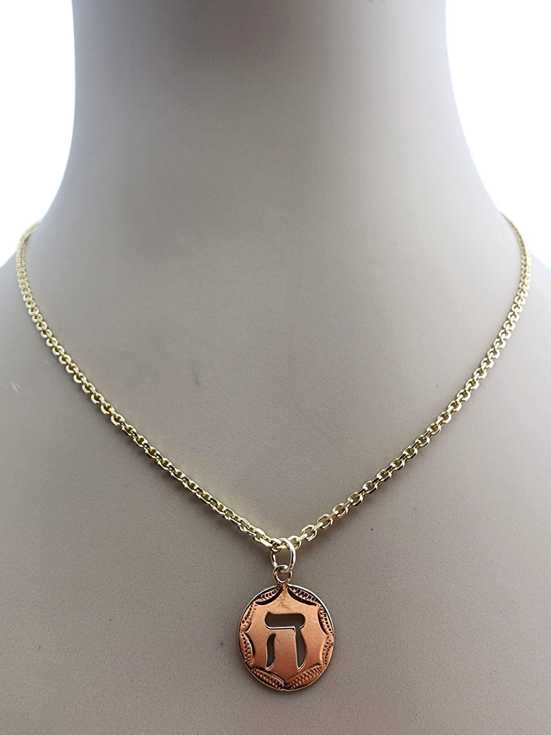 Charme Chai en or jaune 14 carats #23580 en vente 4