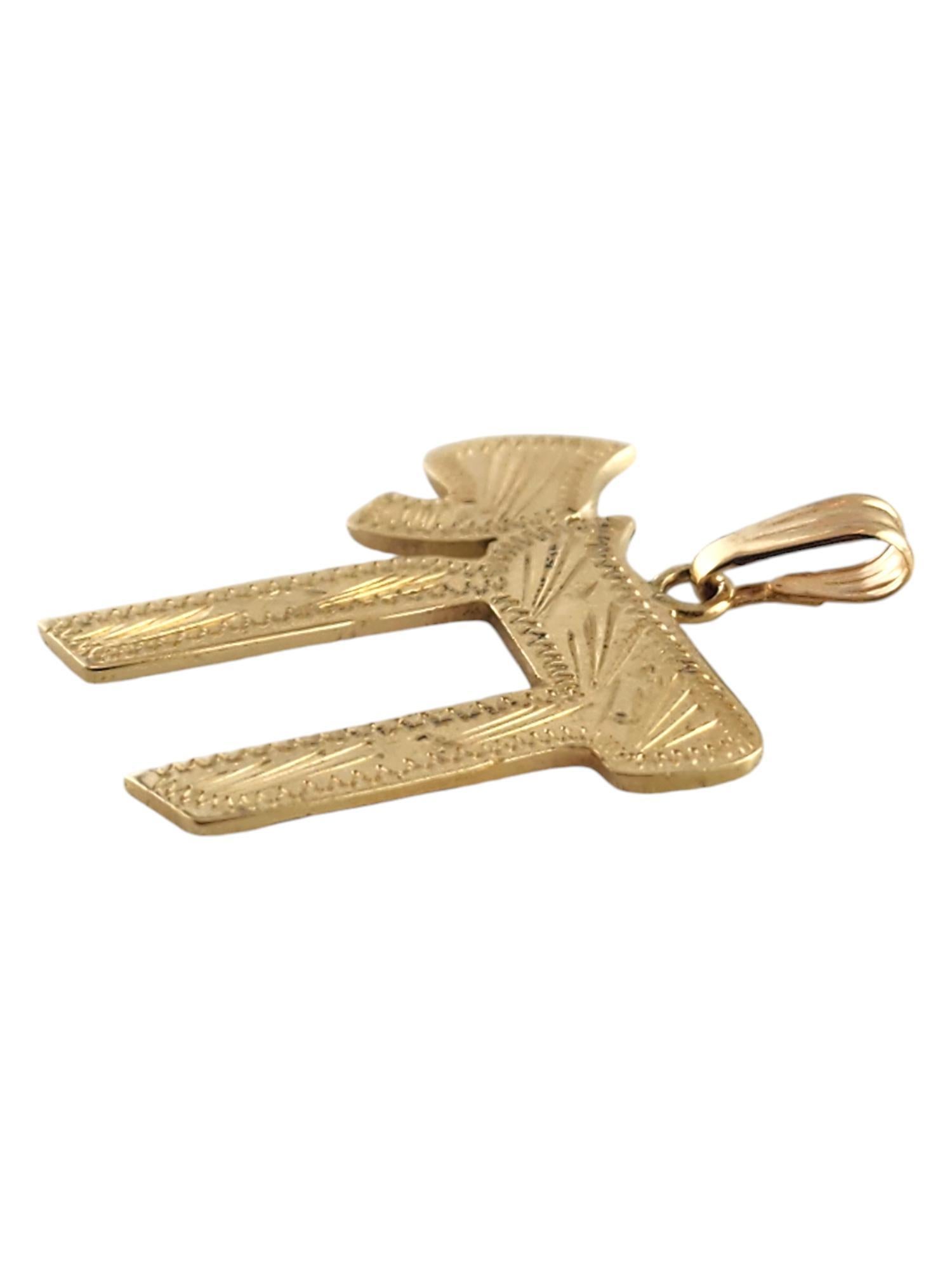 14 Karat Yellow Gold Chai Pendant #19443 In Good Condition In Washington Depot, CT