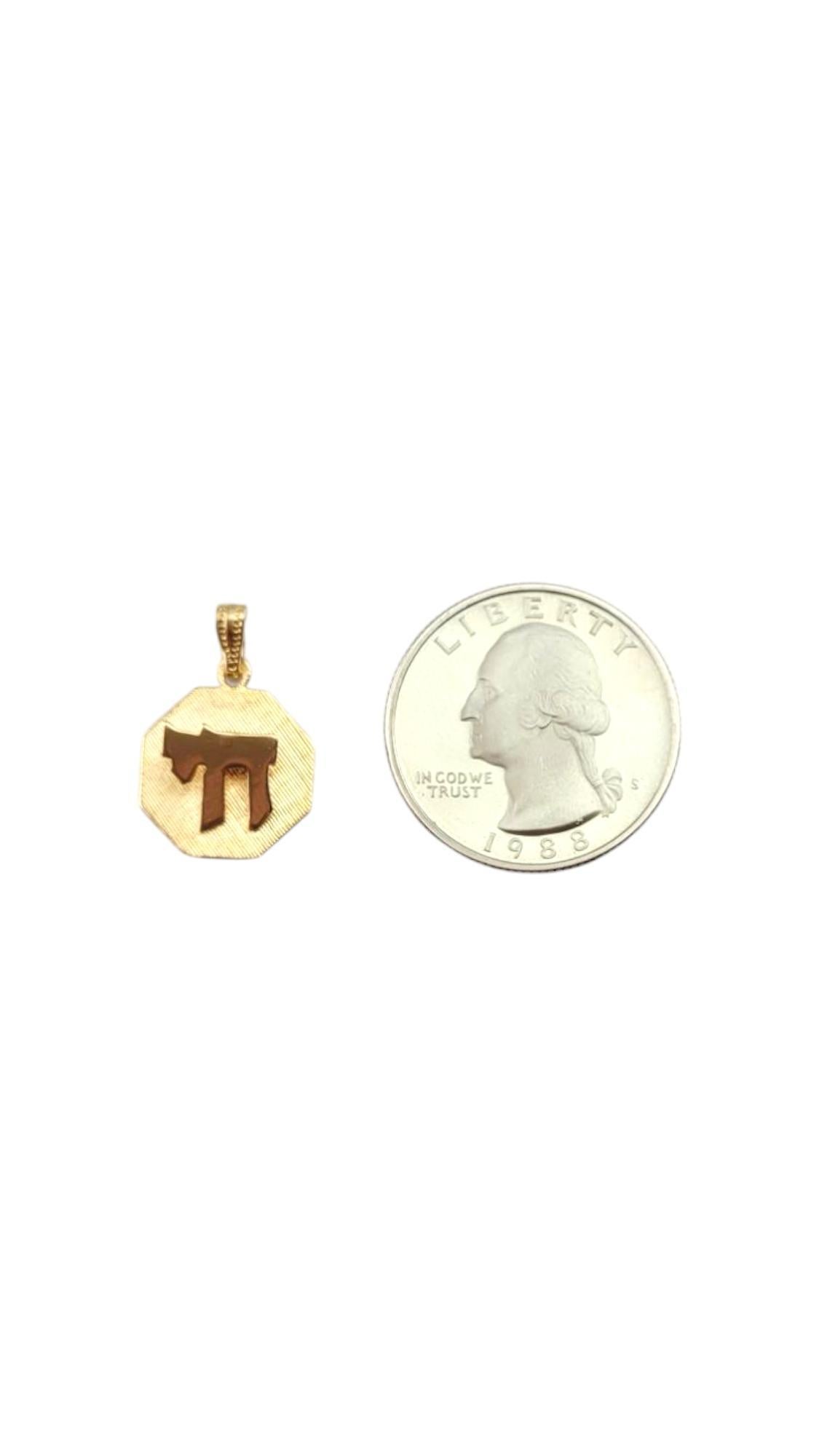 14 Karat Gelbgold Chai-Anhänger #21258 im Angebot 3
