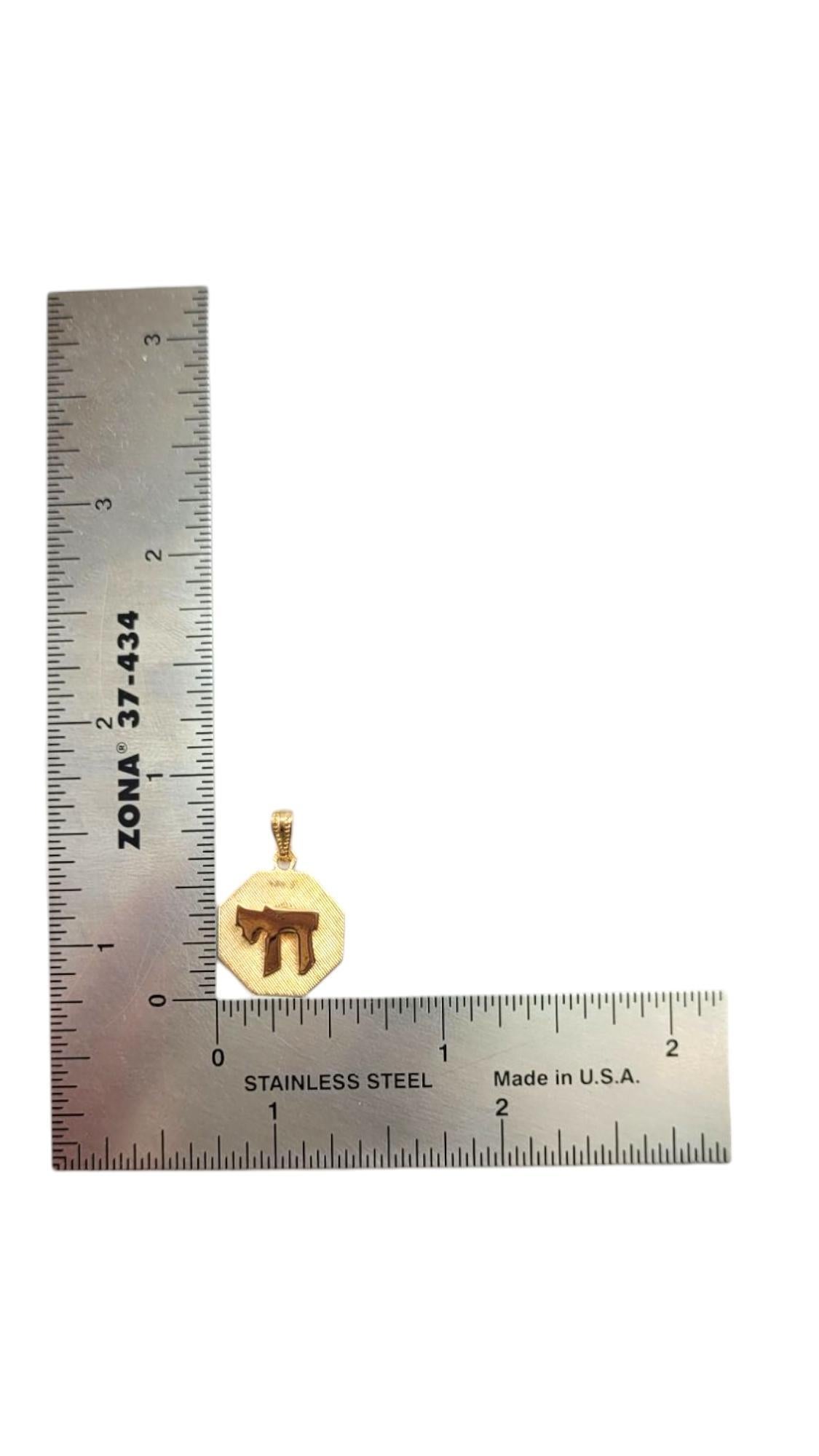 14 Karat Gelbgold Chai-Anhänger #21258 im Angebot 4