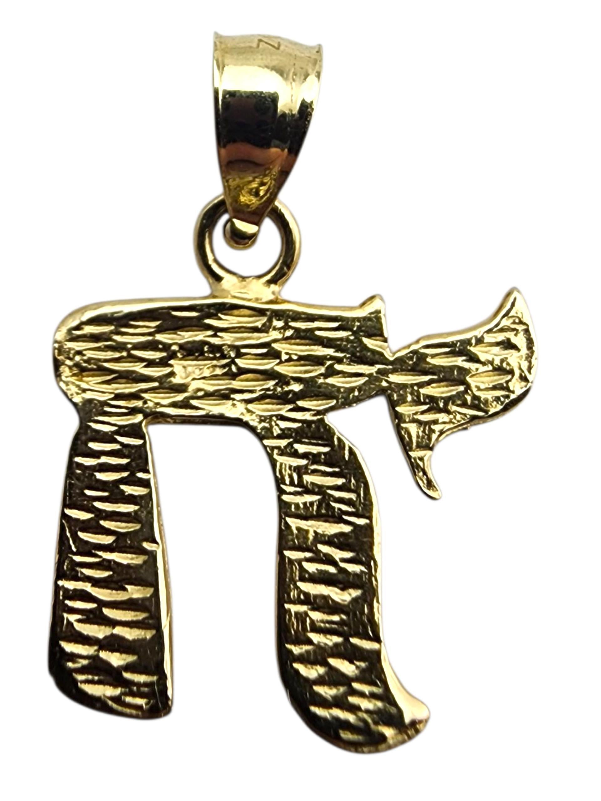 Pendentif Chai en or jaune 14 carats

Ce pendentif Chai en or jaune 14 carats présente un design épuré et élégant du symbole hébraïque de la 