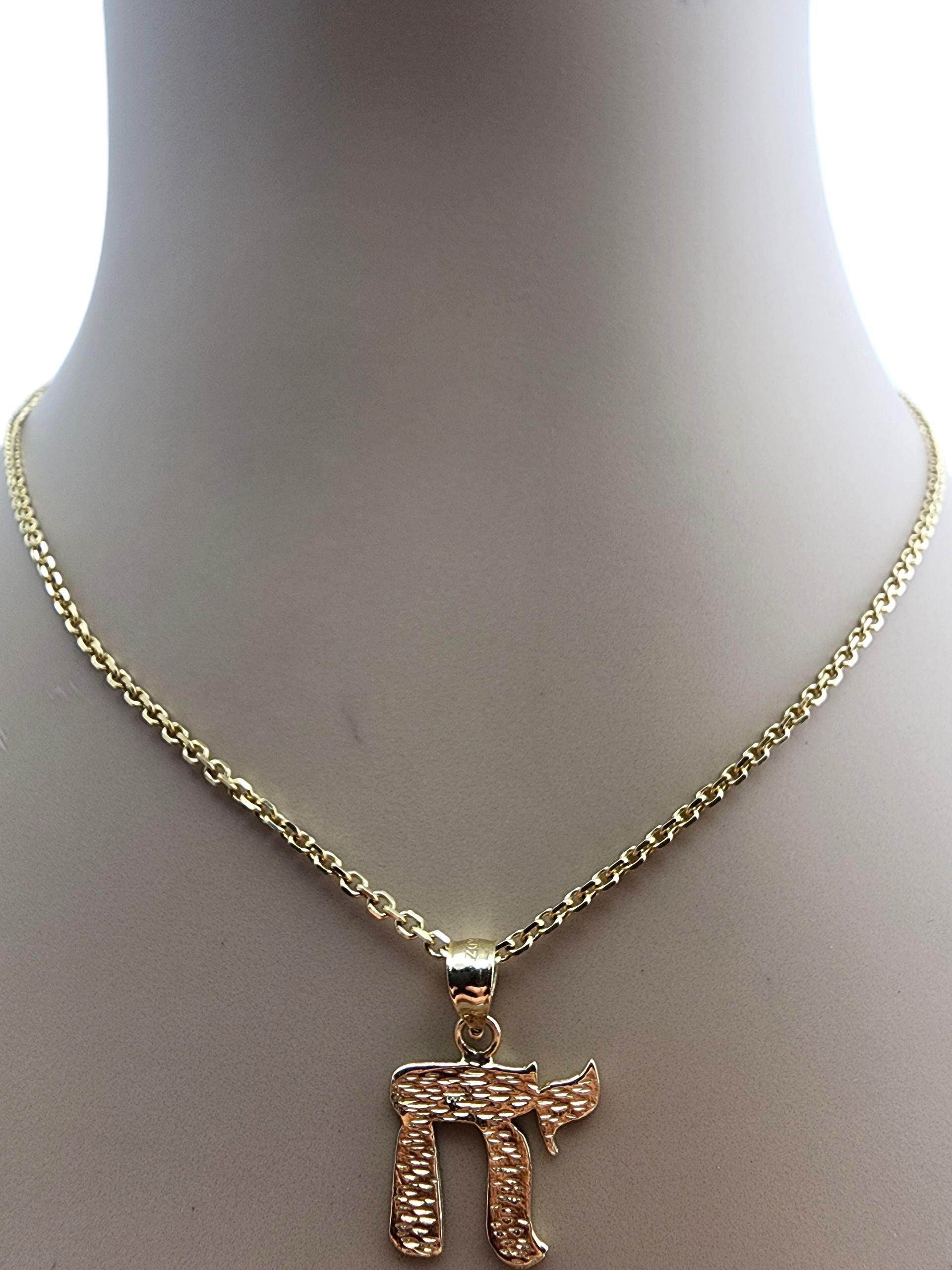 Pendentif Chai en or jaune 14 carats #23578 en vente 4