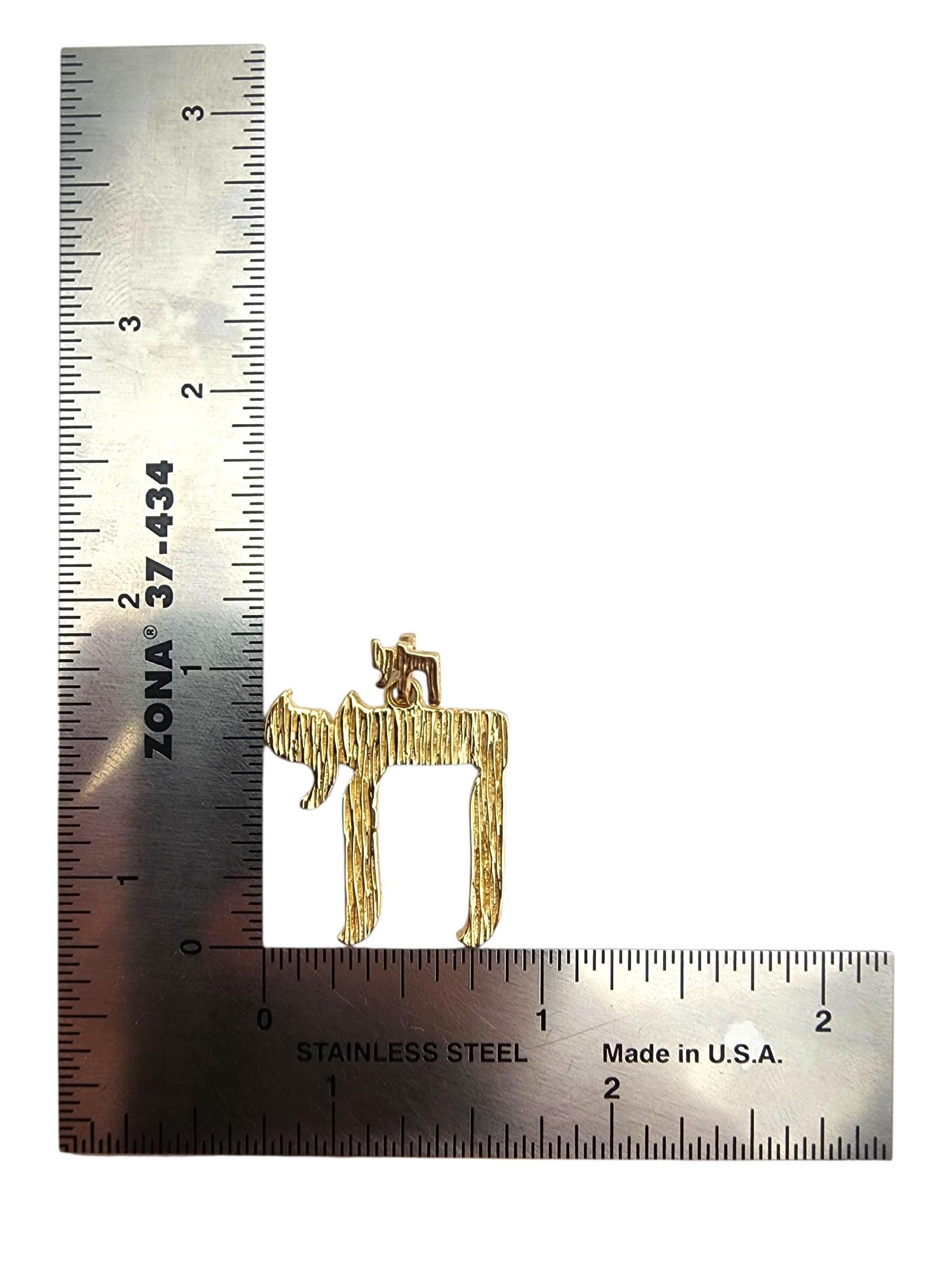 Pendentif Chai en or jaune 14 carats #23587 en vente 3