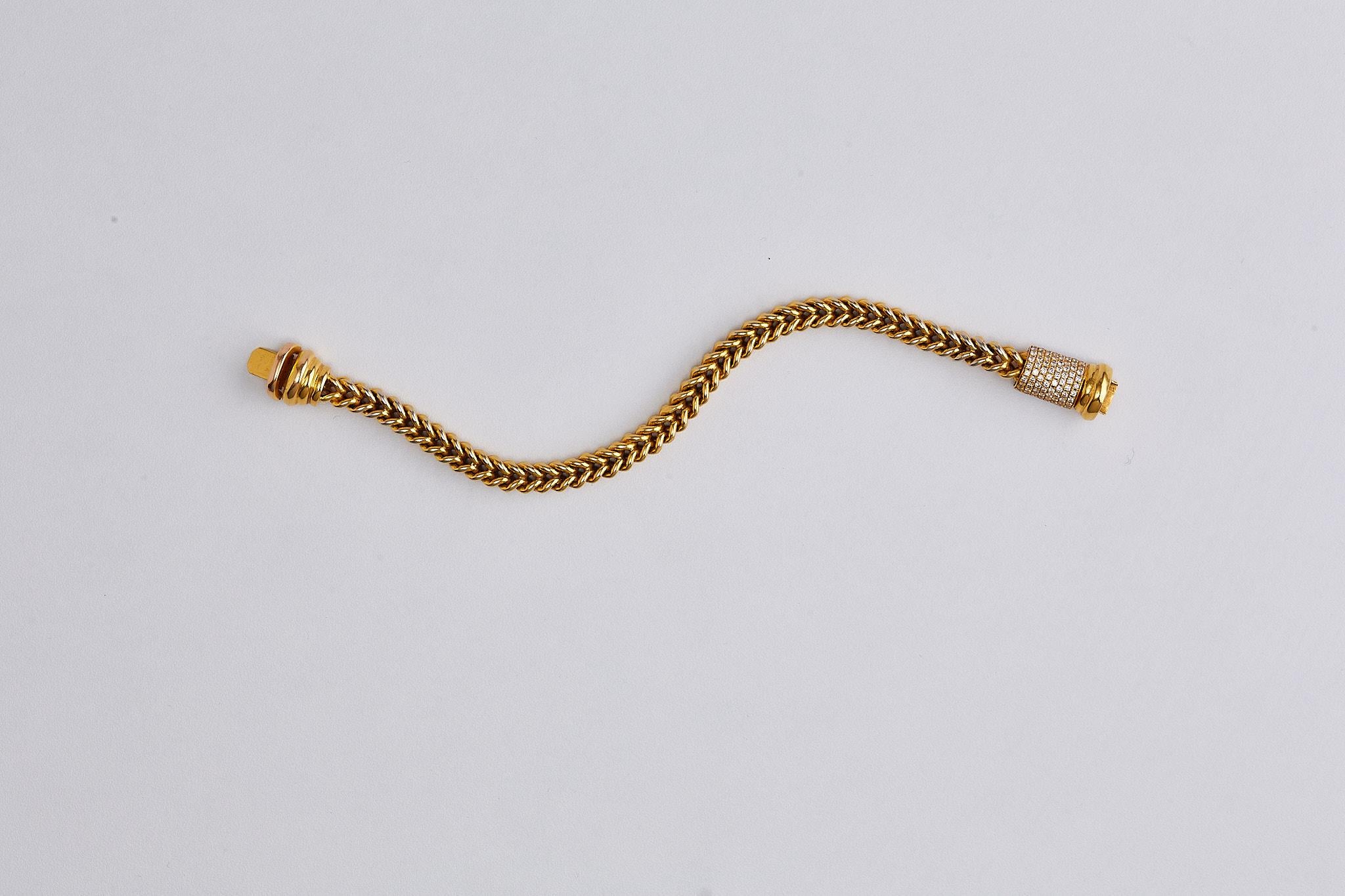 bracelet en chaîne en or jaune 14 carats avec un fermoir en diamants 

Ce bracelet classique à chaîne est fabriqué en or jaune 14 carats et la chaîne se termine par un superbe fermoir à diamants. 
1.diamants taille ronde de 05 carats. 

Poids total