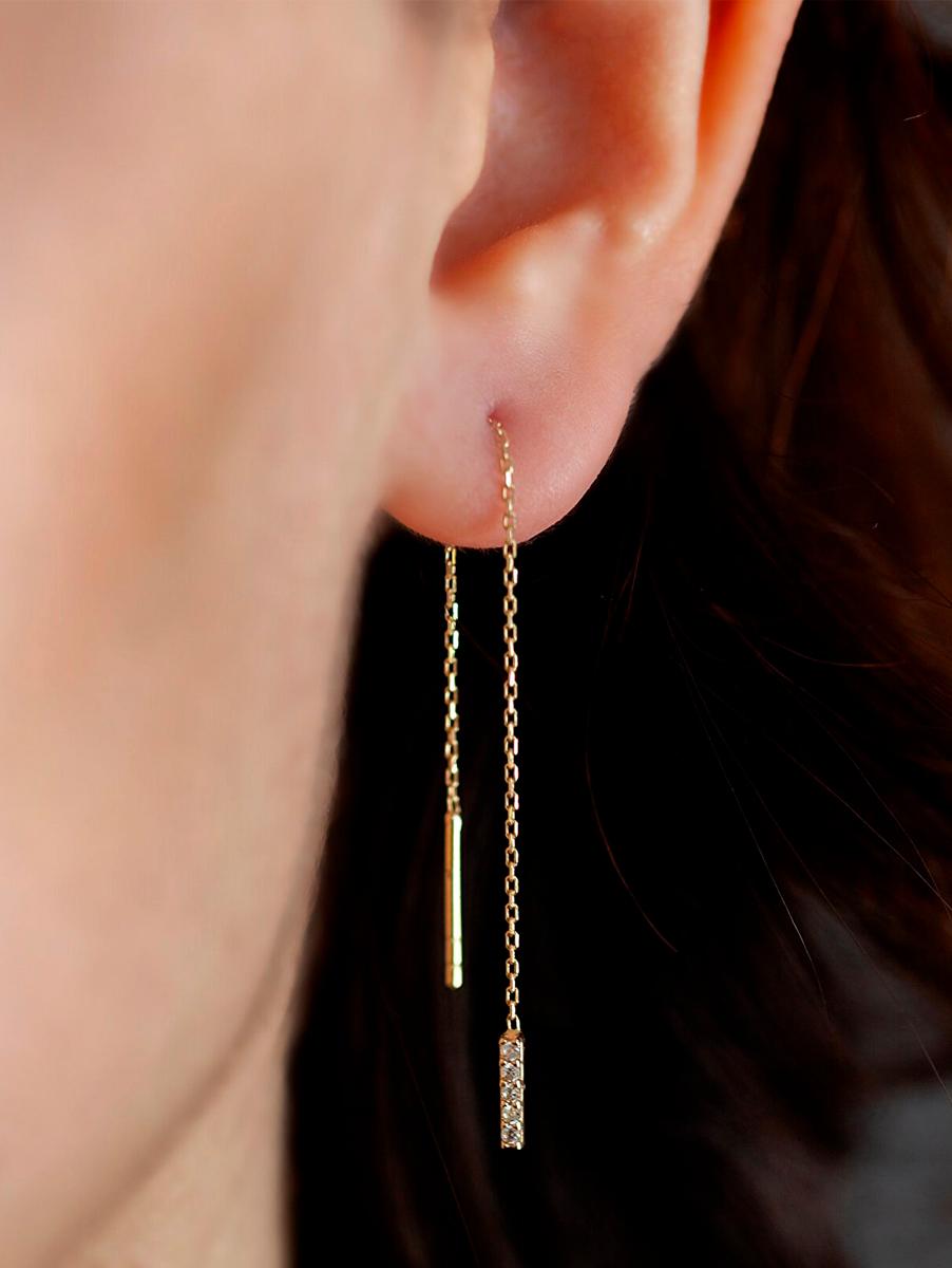 14 Karat Gelbgold Ketten-Ohrringe. 
Geometrische Ohrringe mit vertikalem Stangeneinfädler.

Gesamtgewicht: 0,75 g.
Ohrringe aus 14 Karat Gelbgold mit Stäbchen aus 14 Karat Gelbgold.
Diese glitzernden Kettenohrringe, die durch das Ohr gesteckt