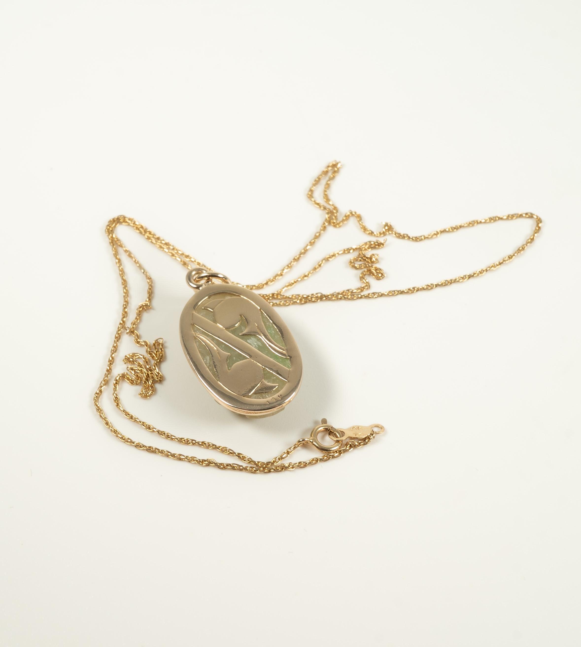 Taille ovale Chaîne en or jaune 14 carats avec pendentif en jade en vente