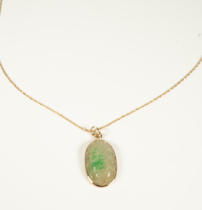 14 Karat Yellow Gold Chain with Jade Pendant For Sale at 1stDibs