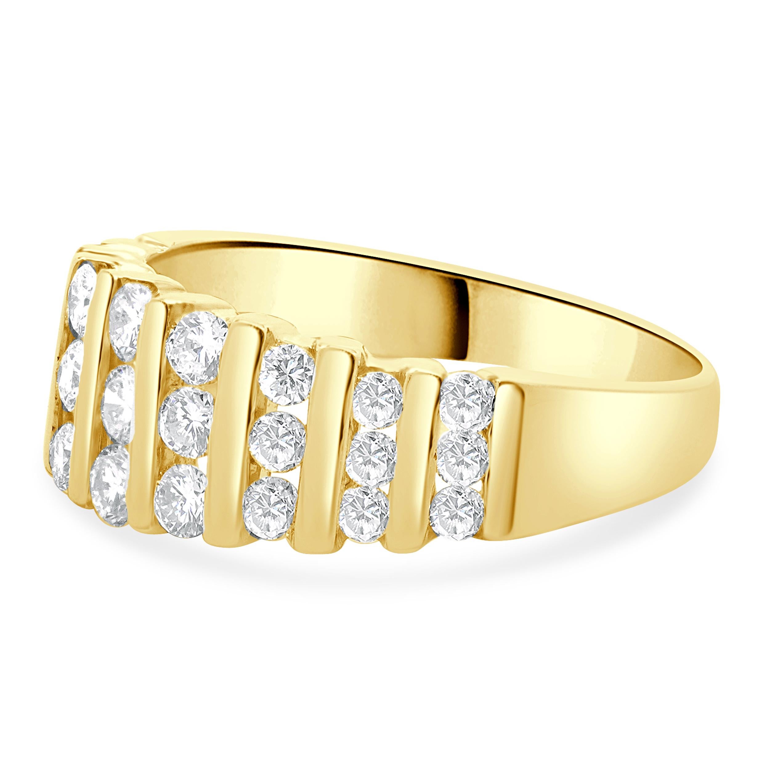 Designer: personalizzato
Materiale: oro giallo 14 carati
Diamante: 27 tagli rotondi = 1,00cttw
Colore: H. I.
Chiarezza: SI1-2
Dimensioni: la parte superiore dell'anello misura 7.95 mm di larghezza
Misura dell'anello: 8
Peso: 4.49 grammi
