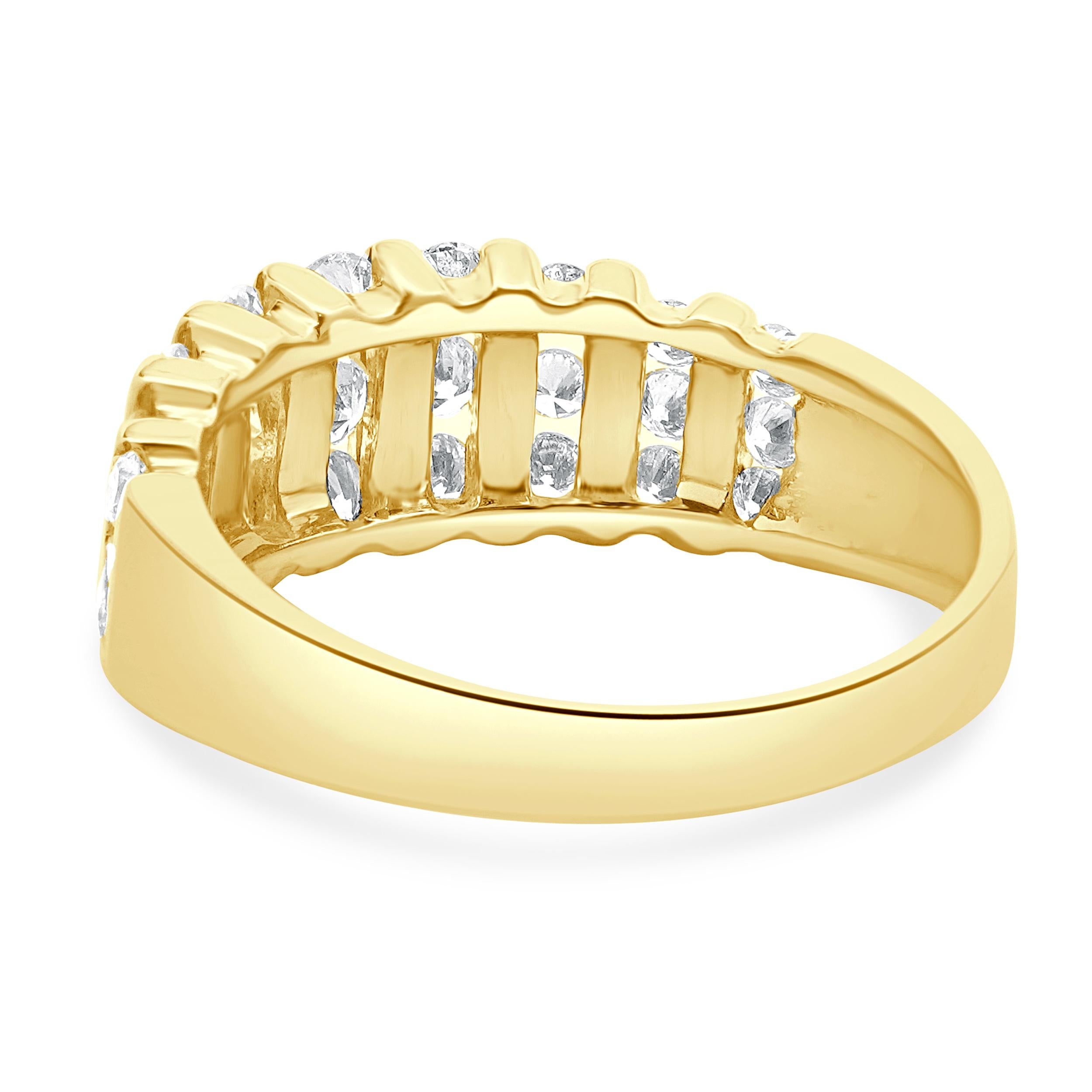 Taglio rotondo Anello con diamanti incastonati in oro giallo 14 carati in vendita